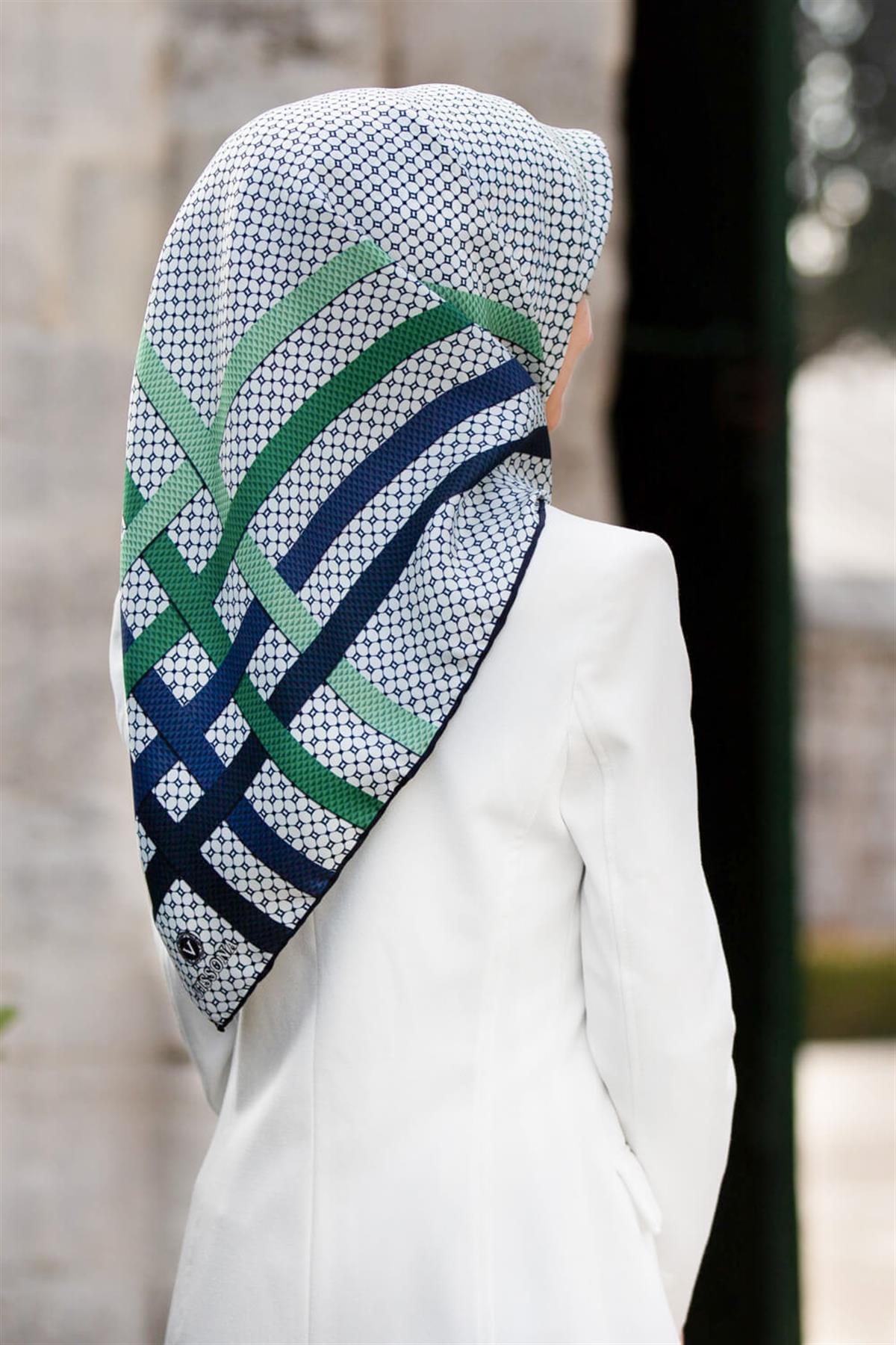 %100 Twill İpek Bantlı Monogram Desenli Zümrüt Yeşili - Lacivert Renkli 90x90 Eşarp Dikim Şekli : El Dikişi