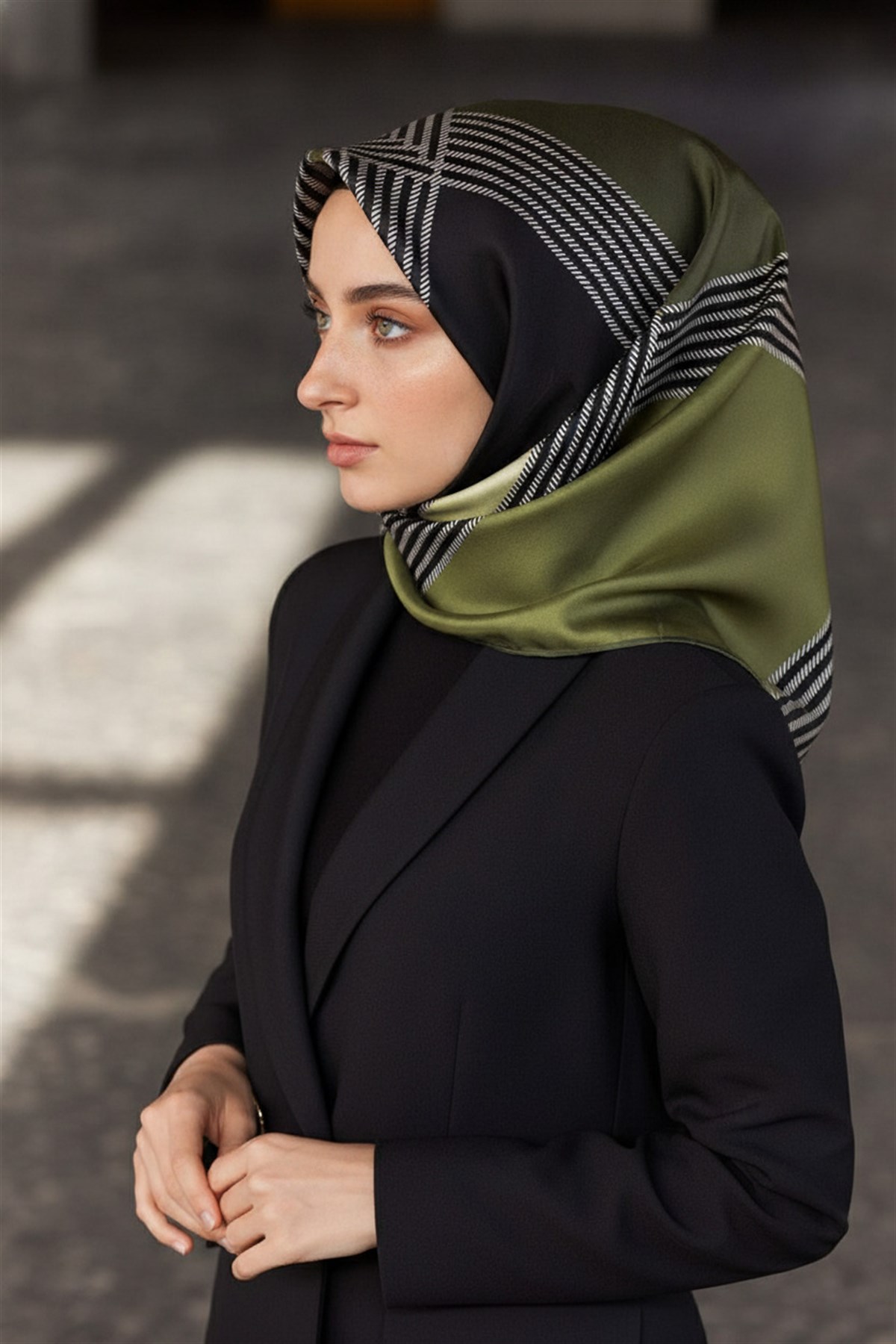 % 57 İPEK % 43 VİSKON Twill İpek Geometrik Desenli Haki Renkli 90x90 Eşarp Dikim Şekli : El Dikişi