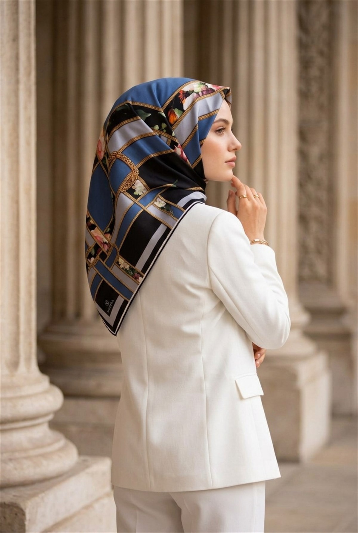 %100 Twill İpek Şeritleri Kemerli Ve Çiçek Desenli İndigo - Gri Renkli 90x90 Eşarp Dikim Şekli : El Dikişi