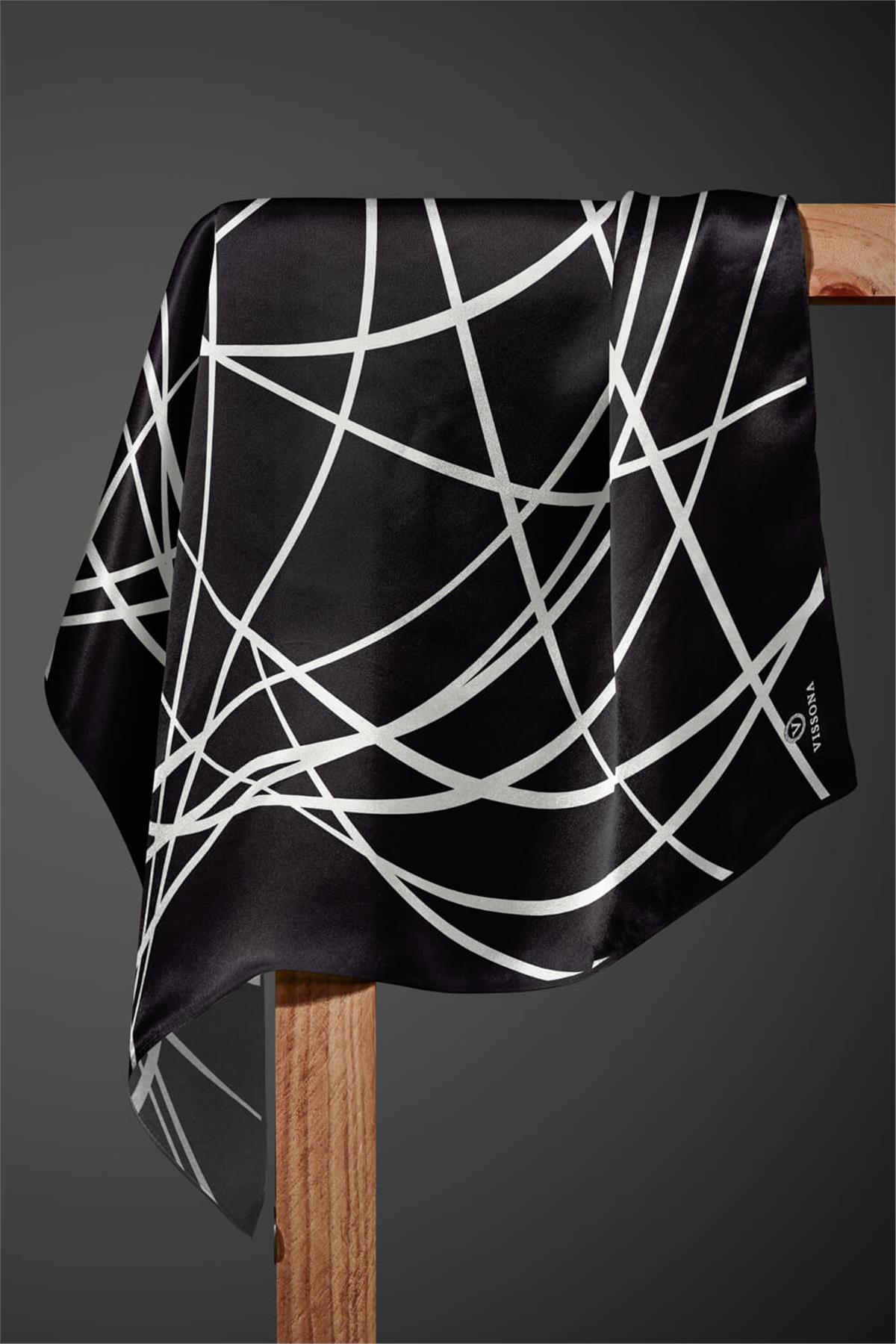 %100 Twill İpek Çizgili Desenli Siyah - Beyaz Renkli 90x90 Eşarp Dikim Şekli : El Dikişi