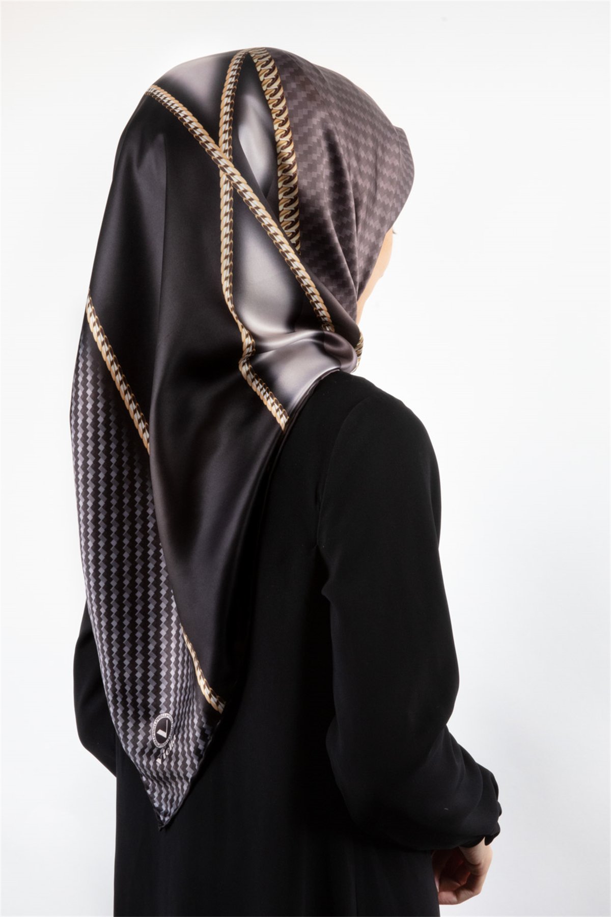 Rayon Gold Detaylı Geometrik Desenli Gri Renkli 90x90 Eşarp (İpek İçermez) Kenar Dikiş Şekli El Dikişli