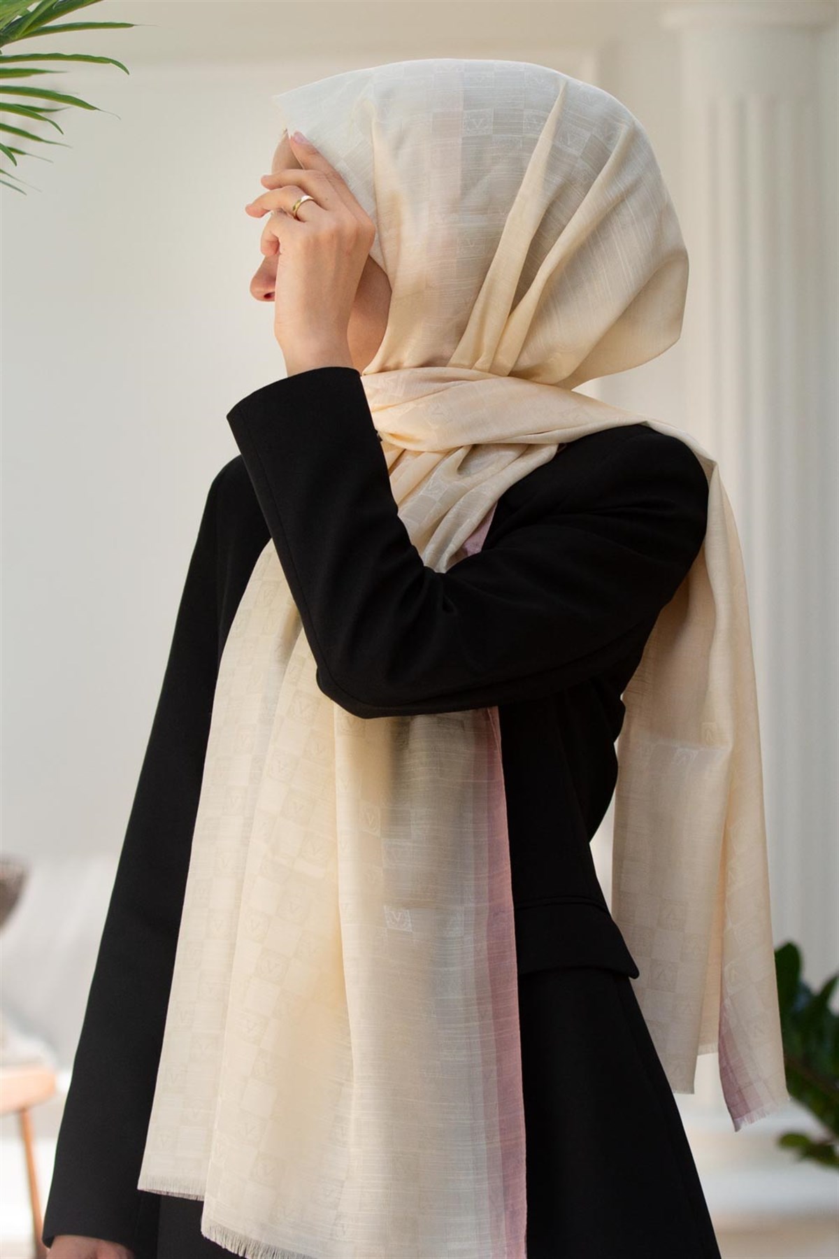 %57 İPEK %43 PAMUK MONOGRAM DESENLİ PUDRA RENKLİ 70X190 ŞAL