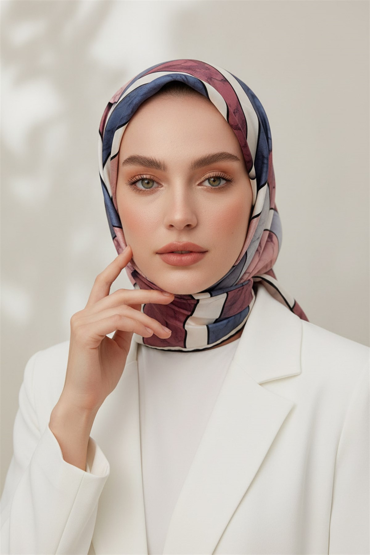 %100 Twill İpek Geometrik Mermer Desenli Pudra - Bebe Mavisi Renkli 90x90 Eşarp Dikim Şekli : El Dikişi