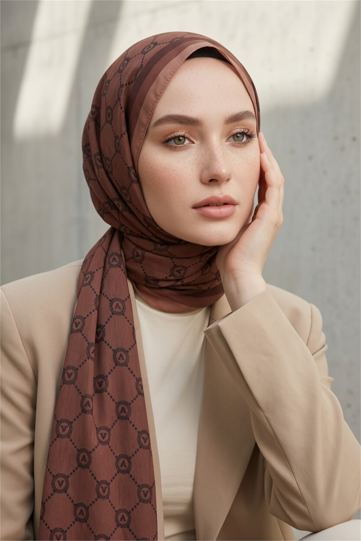 KREP MONOGRAM DESENLİ BAKIR RENKLİ 75X195 KIRIŞMAZ ŞAL