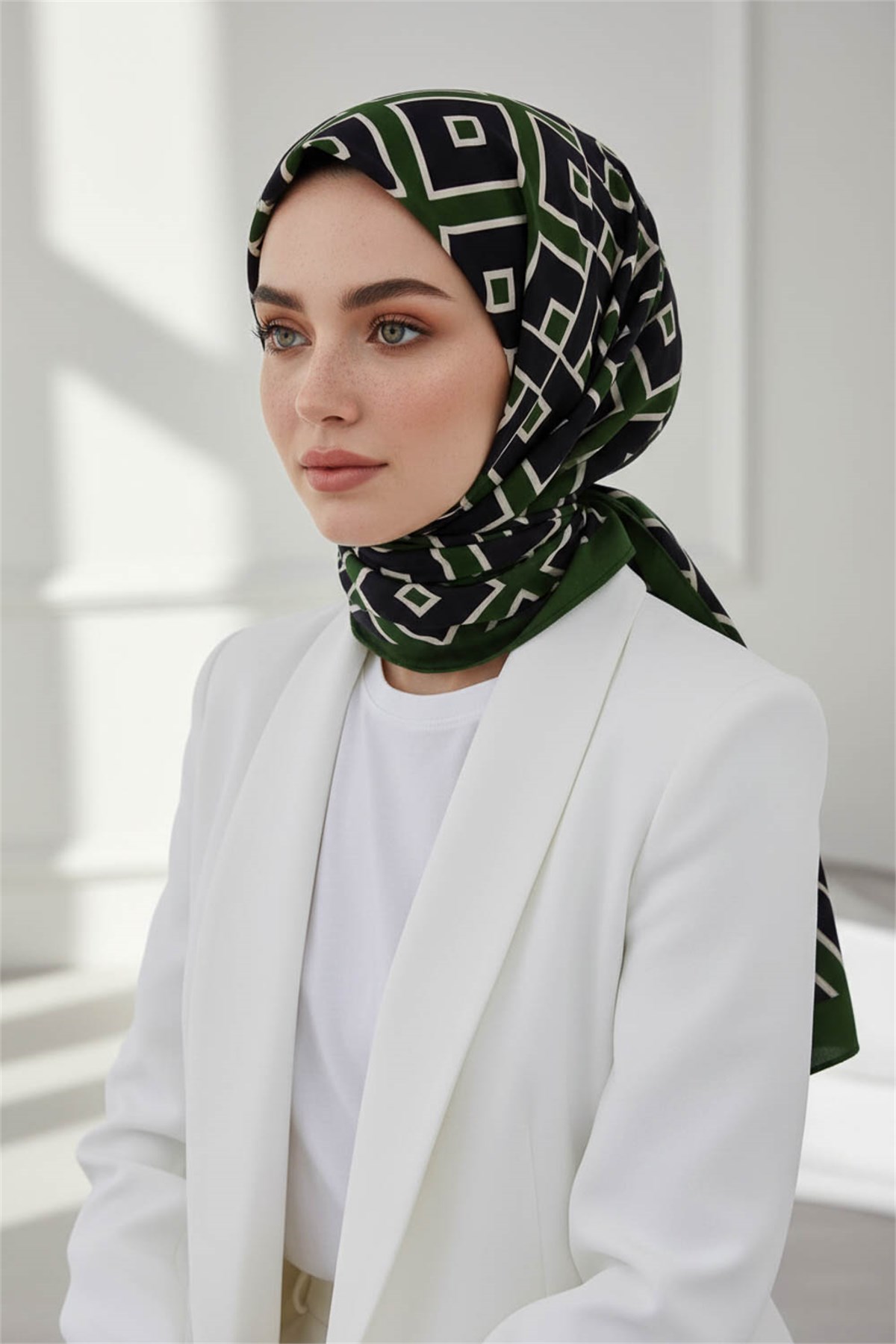 KREP GEOMETRİK DESENLİ ZÜMRÜT YEŞİLİ RENKLİ 75X195 KIRIŞMAZ ŞAL