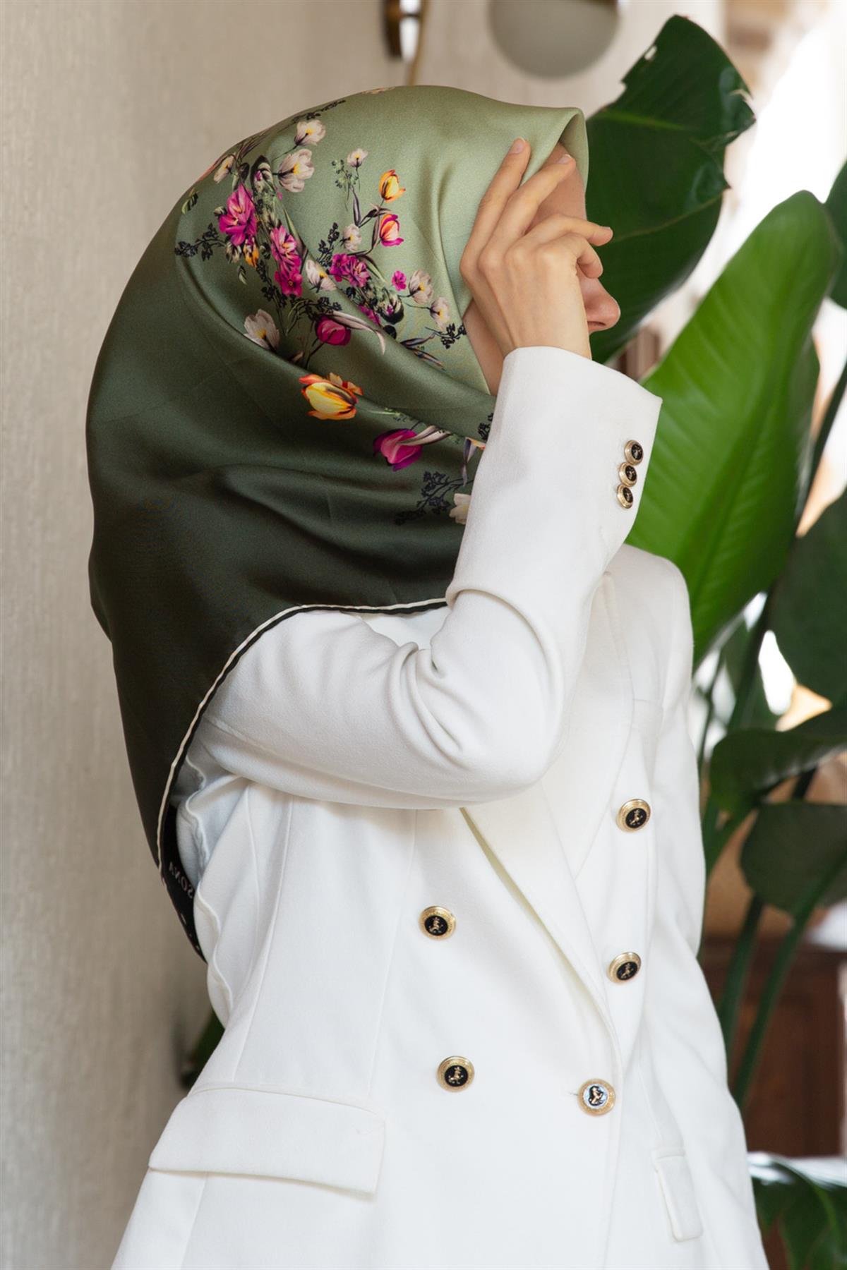 %100 Twill İpek Sonsuz Çiçek Desenli Haki Renkli 90x90 Eşarp Dikim Şekli : El Dikişi