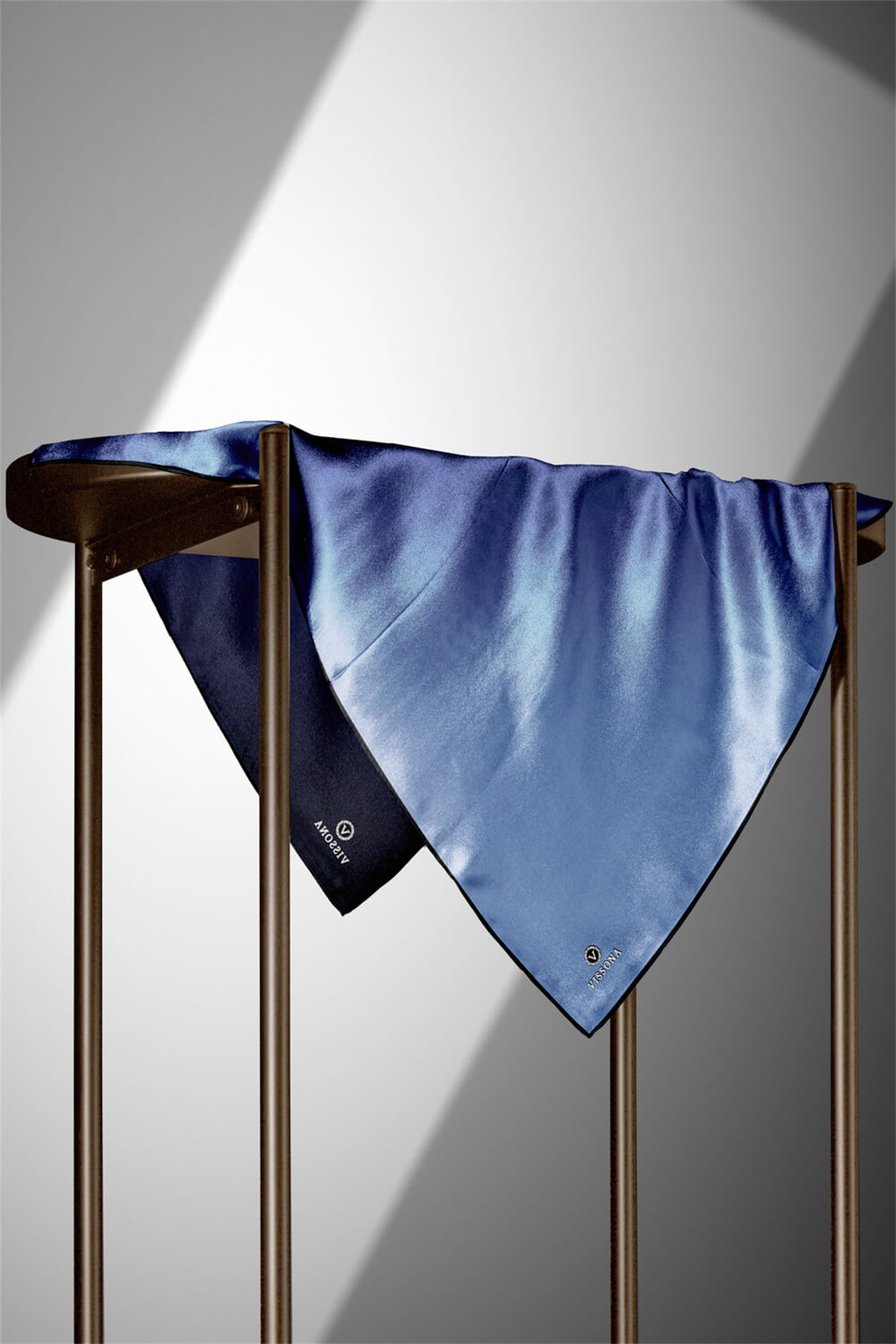 % 57 İPEK % 43 VİSKON Twill İpek Degrade Desenli Lacivert - Buz Mavisi Renkli 90x90 Eşarp Dikim Şekli : El Dikişi