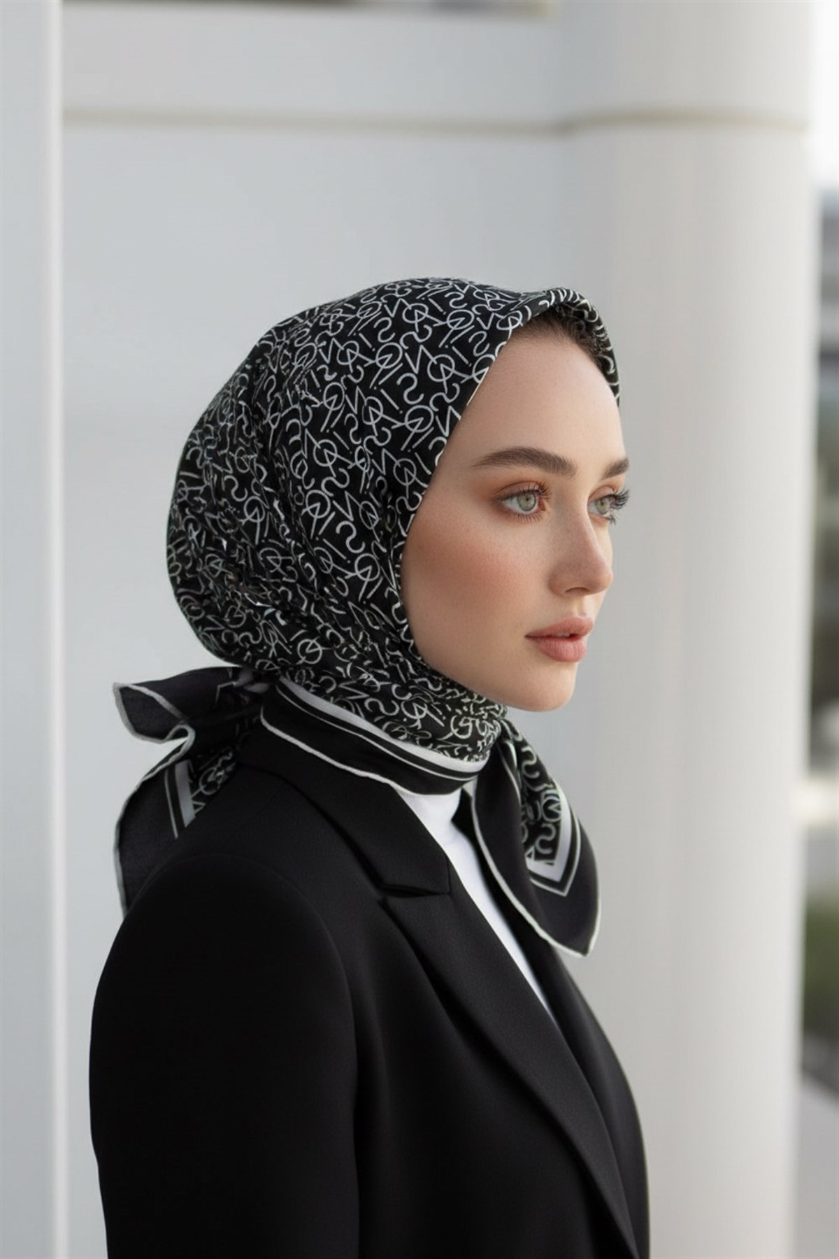 %100 Twill İpek Harf Desenli Siyah - Krem Renkli 90x90 Eşarp Dikim Şekli : El Dikişi