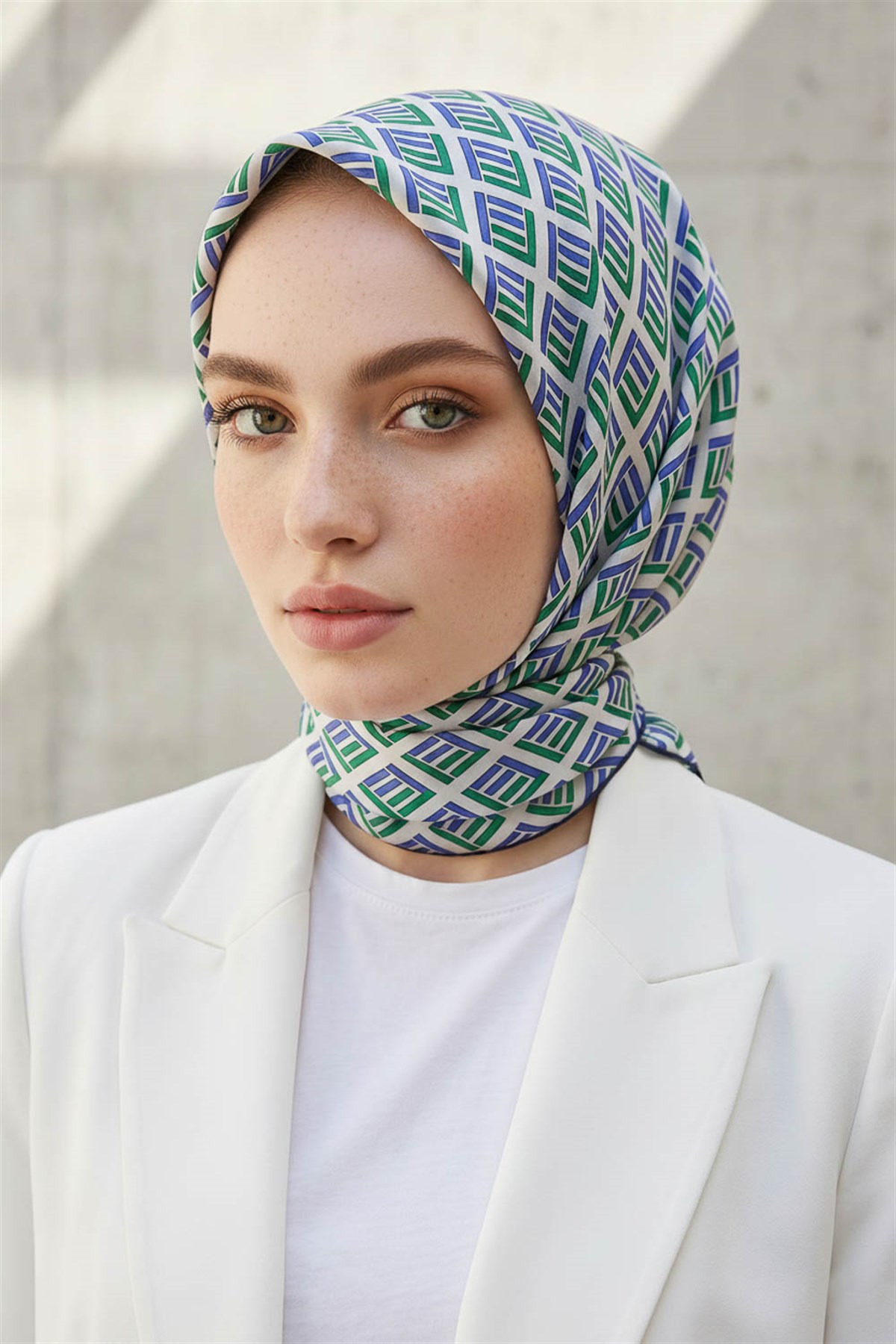 %100 Twill İpek Geometrik Desenli Saks - Zümrüt Yeşili Renkli 90x90 Eşarp Dikim Şekli : El Dikişi
