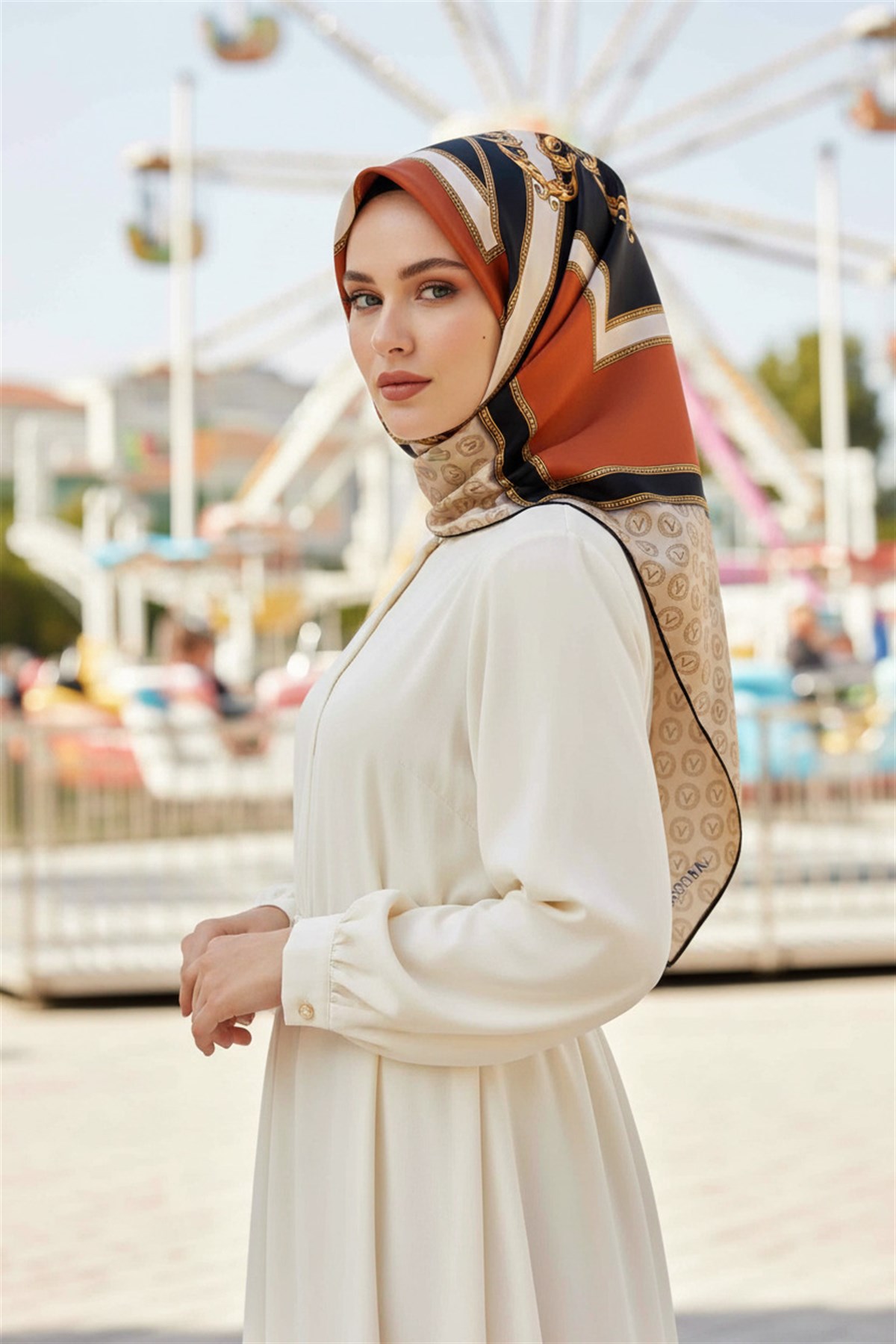 %100 Twill İpek Monogram ve Barok Desenli Krem - Taba Renkli 90x90 Eşarp Dikim Şekli : El Dikişi