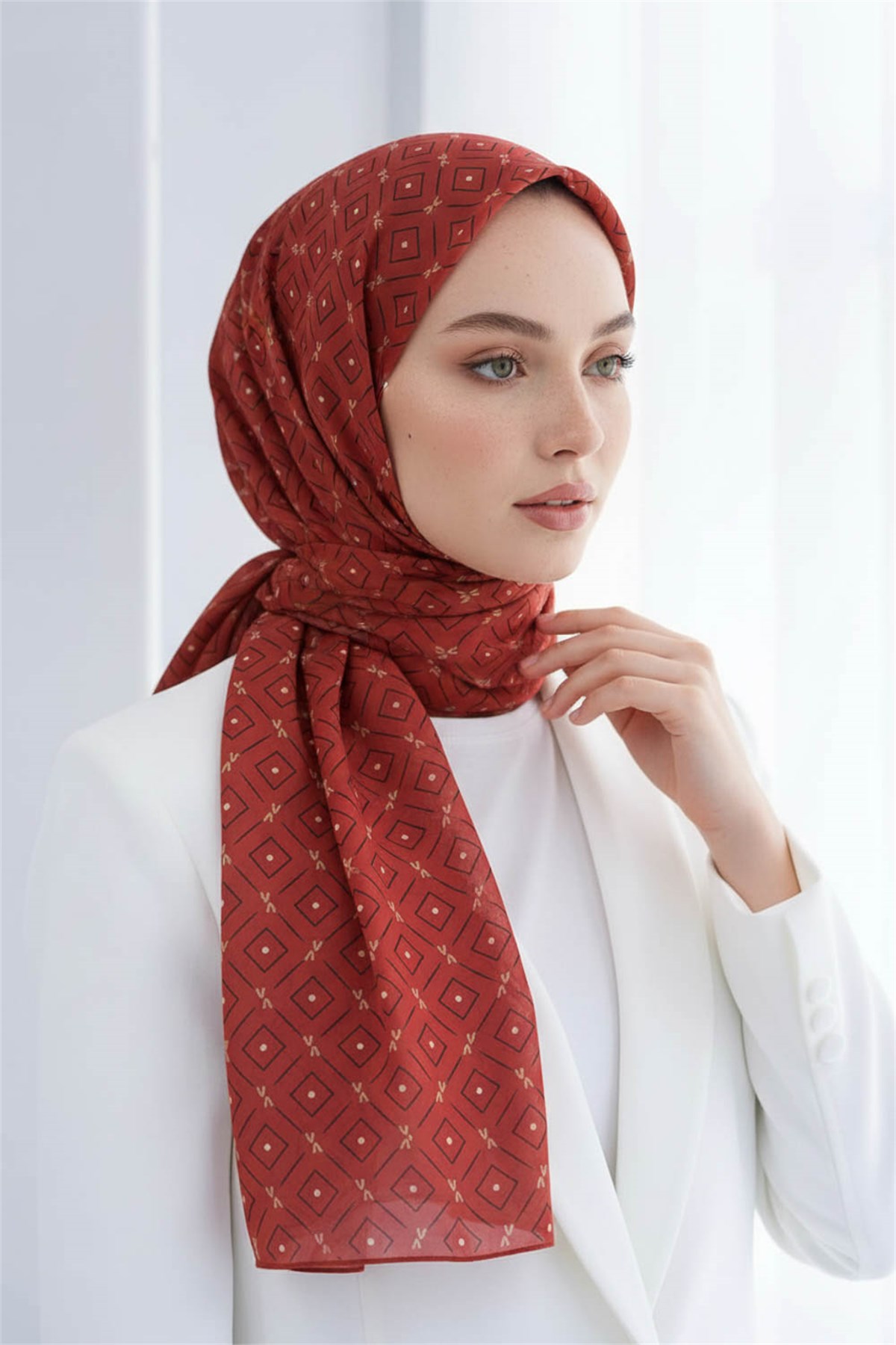 KREP GEOMETRİK DESENLİ BORDO RENKLİ 75X195 KIRIŞMAZ ŞAL
