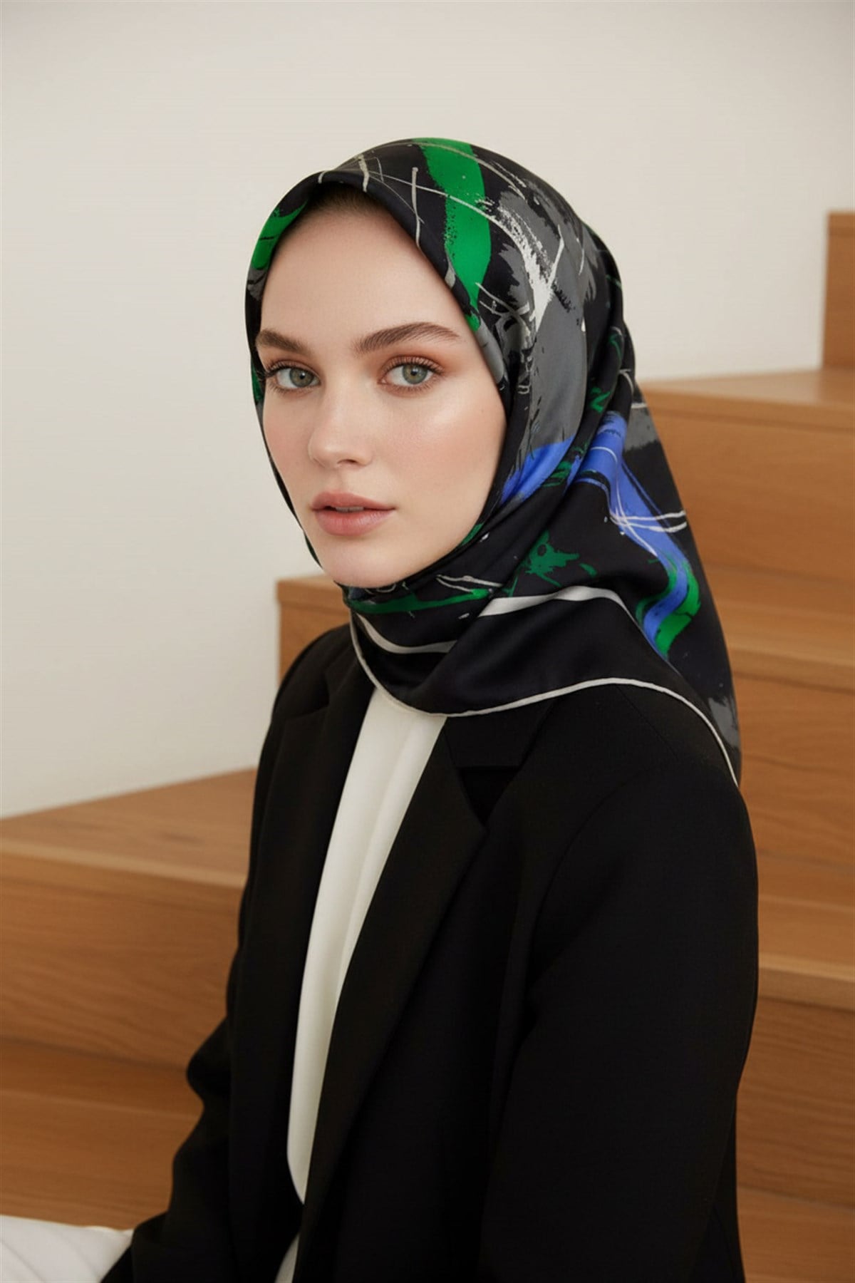 %100 Twill İpek Geometrik Desenli Saks - Zümrüt Yeşili Renkli 90x90 Eşarp Dikim Şekli : El Dikişi