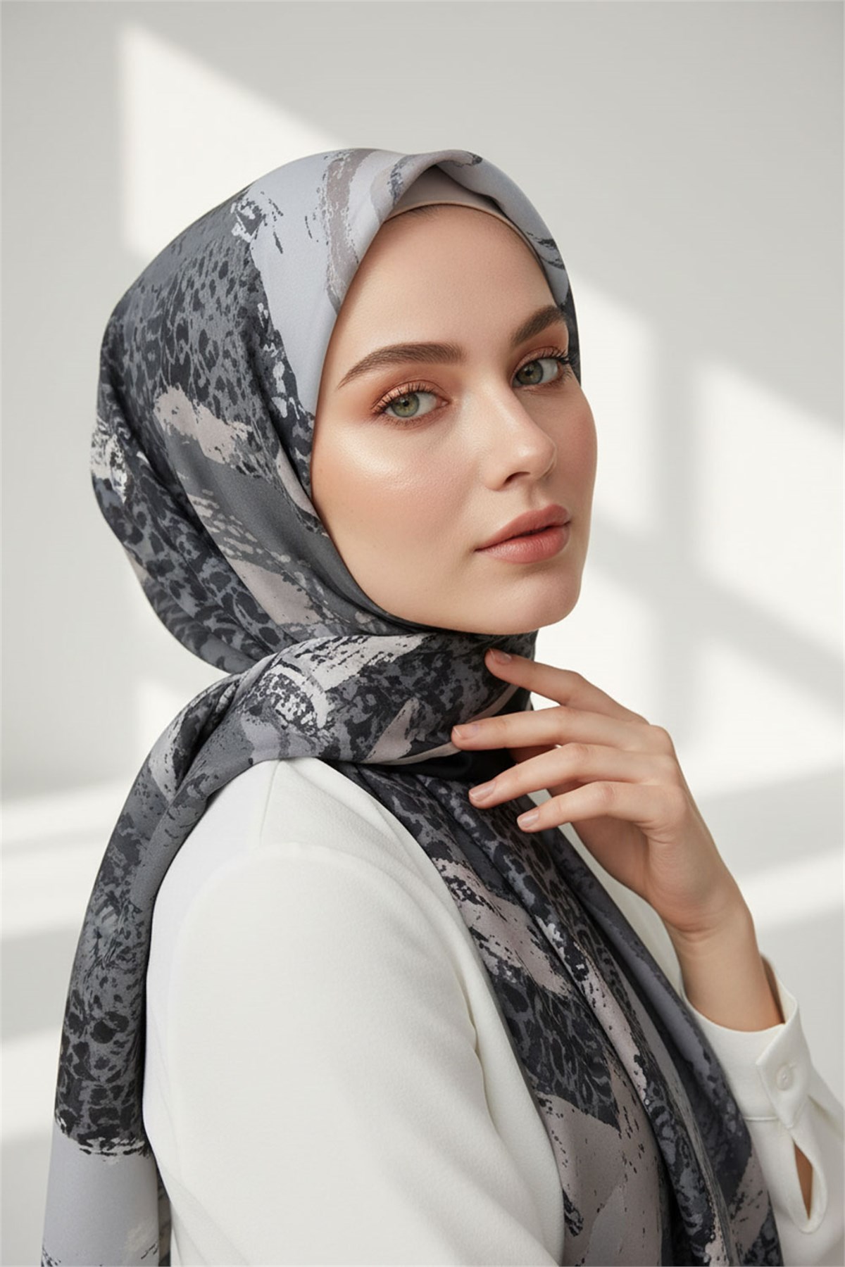 KREP LEOPAR DESENLİ SİYAH - GRİ RENKLİ 75X195 KIRIŞMAZ ŞAL