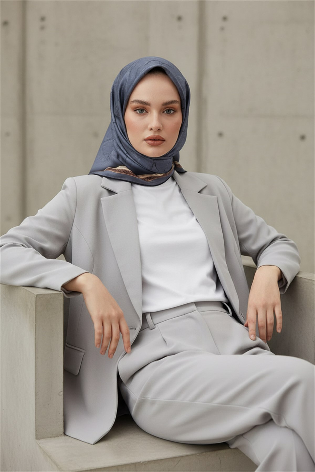 % 57 İPEK % 43 VİSKON Twill İpek Mermer Desenli Gri Renkli 90x90 Eşarp Dikim Şekli : El Dikişi