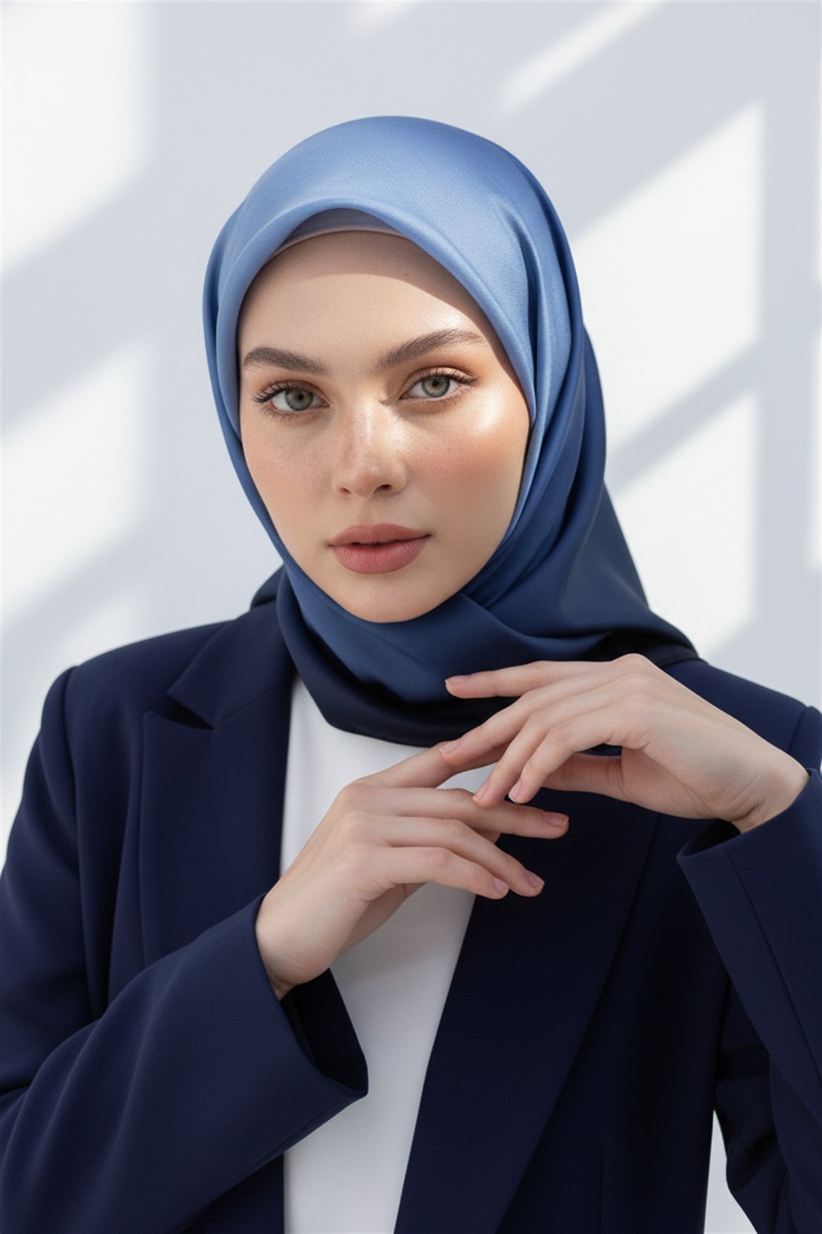 %100 Twill İpek Degrade Desenli Buz Mavisi Renkli 90x90 Eşarp Dikim Şekli : El Dikişi