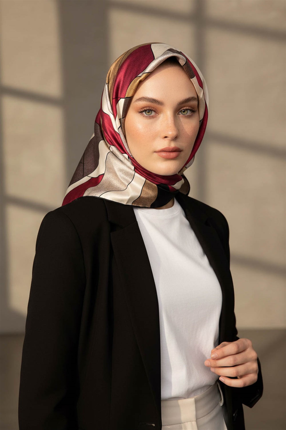 %100 Twill İpek Geometrik Desenli Bej - Bordo Renkli 90x90 Eşarp Dikim Şekli : El Dikişi