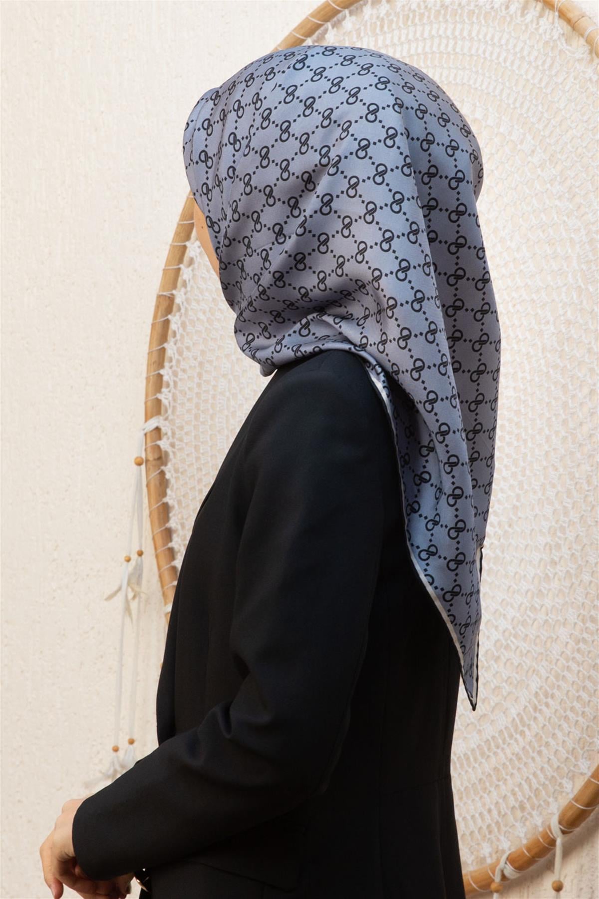 %100 Twill İpek Geometrik Desenli Siyah - Gri Renkli 90x90 Eşarp Dikim Şekli : El Dikişi