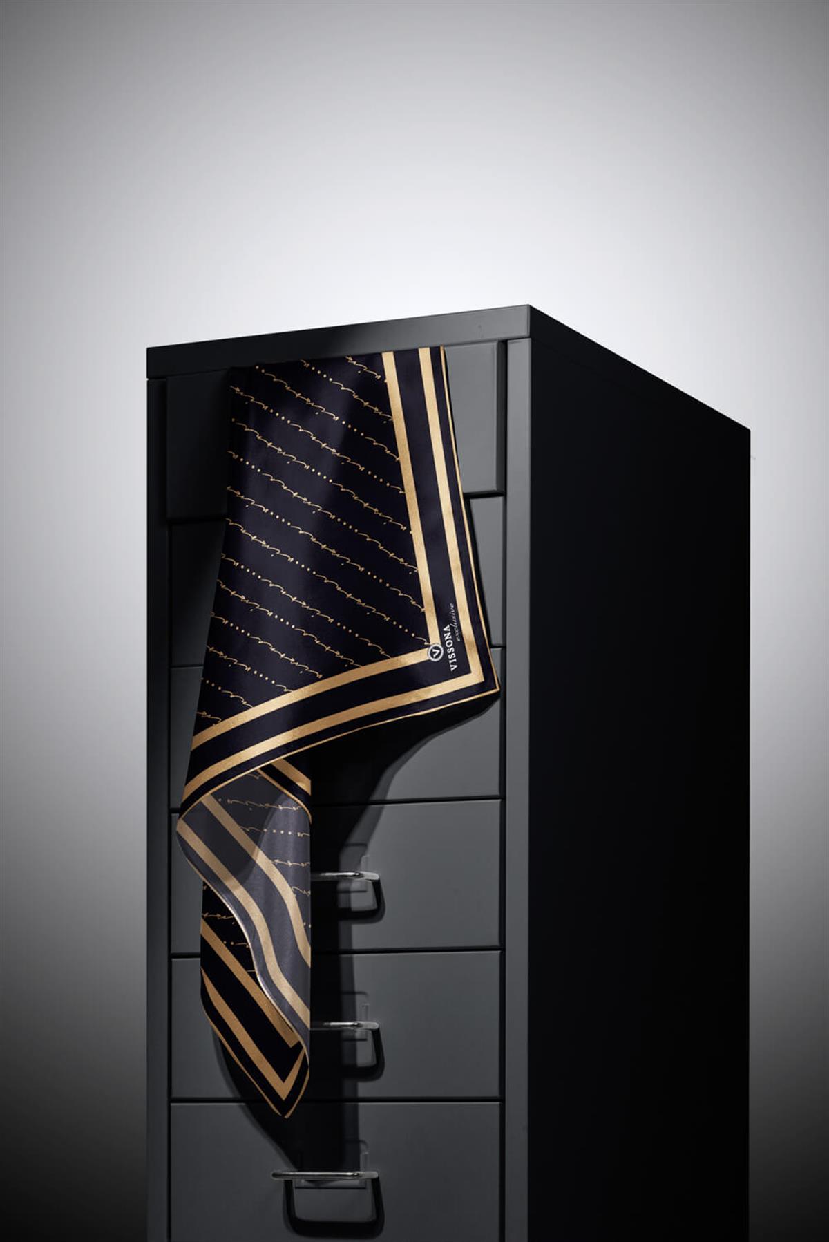 %100 Twill İpek El Yazısı Vissona Desenli Siyah - Gold Renkli Daha Tok Exclusive Serisi 90x90 Eşarp Kenar Dikiş Şekli : El Dikişi