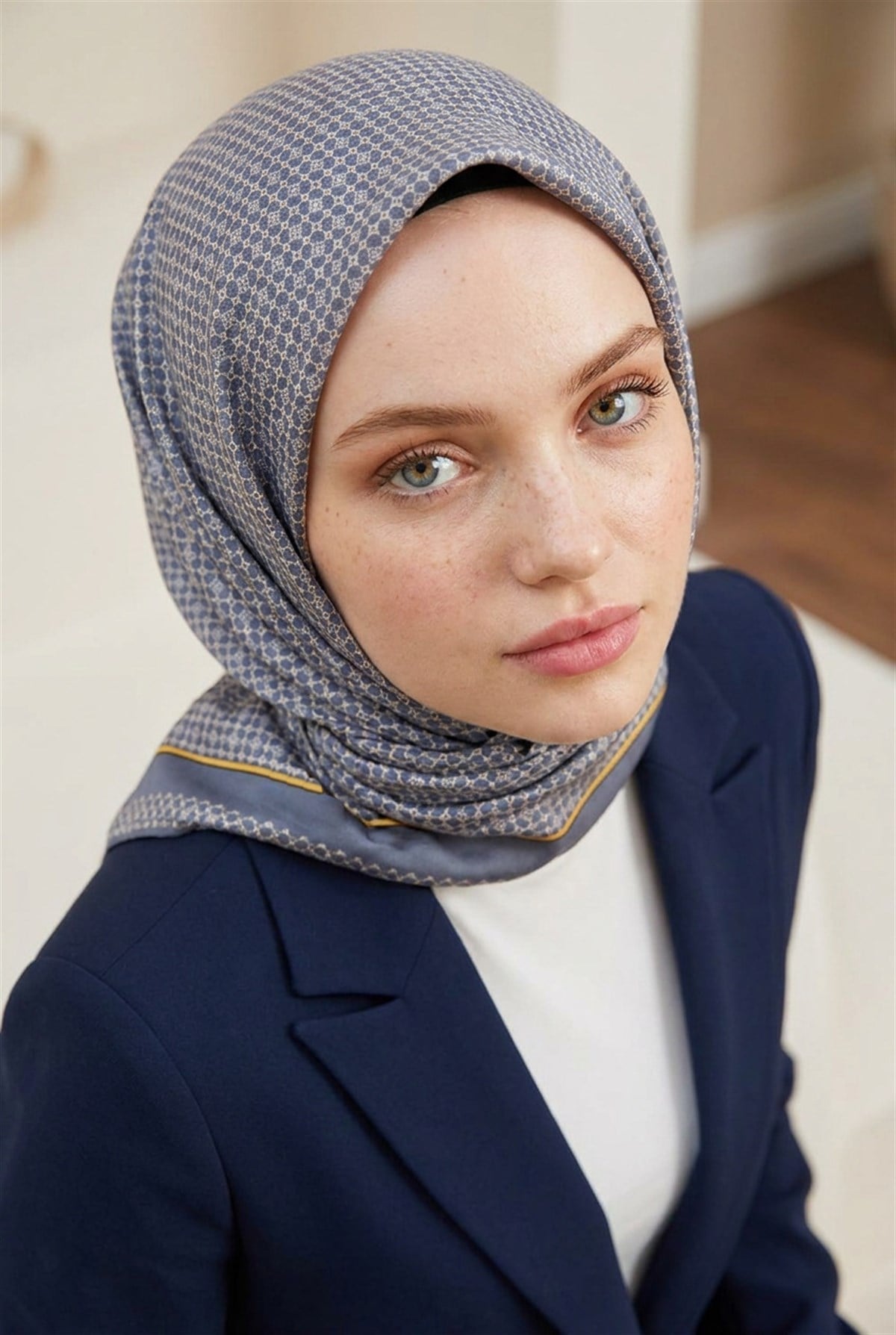 %100 Twill İpek Minik Motif Desenli İndigo - Krem Renkli 90x90 Eşarp Dikim Şekli : El Dikişi