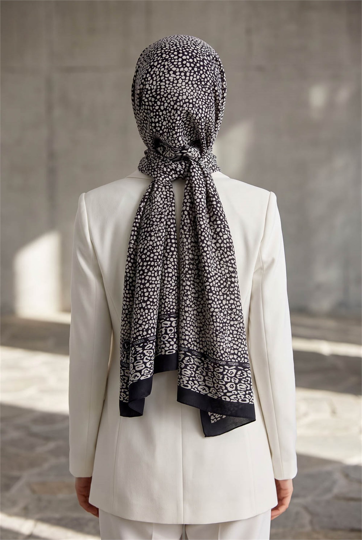 KREP LEOPAR DESENLİ FÜME RENKLİ 75X195 KIRIŞMAZ ŞAL