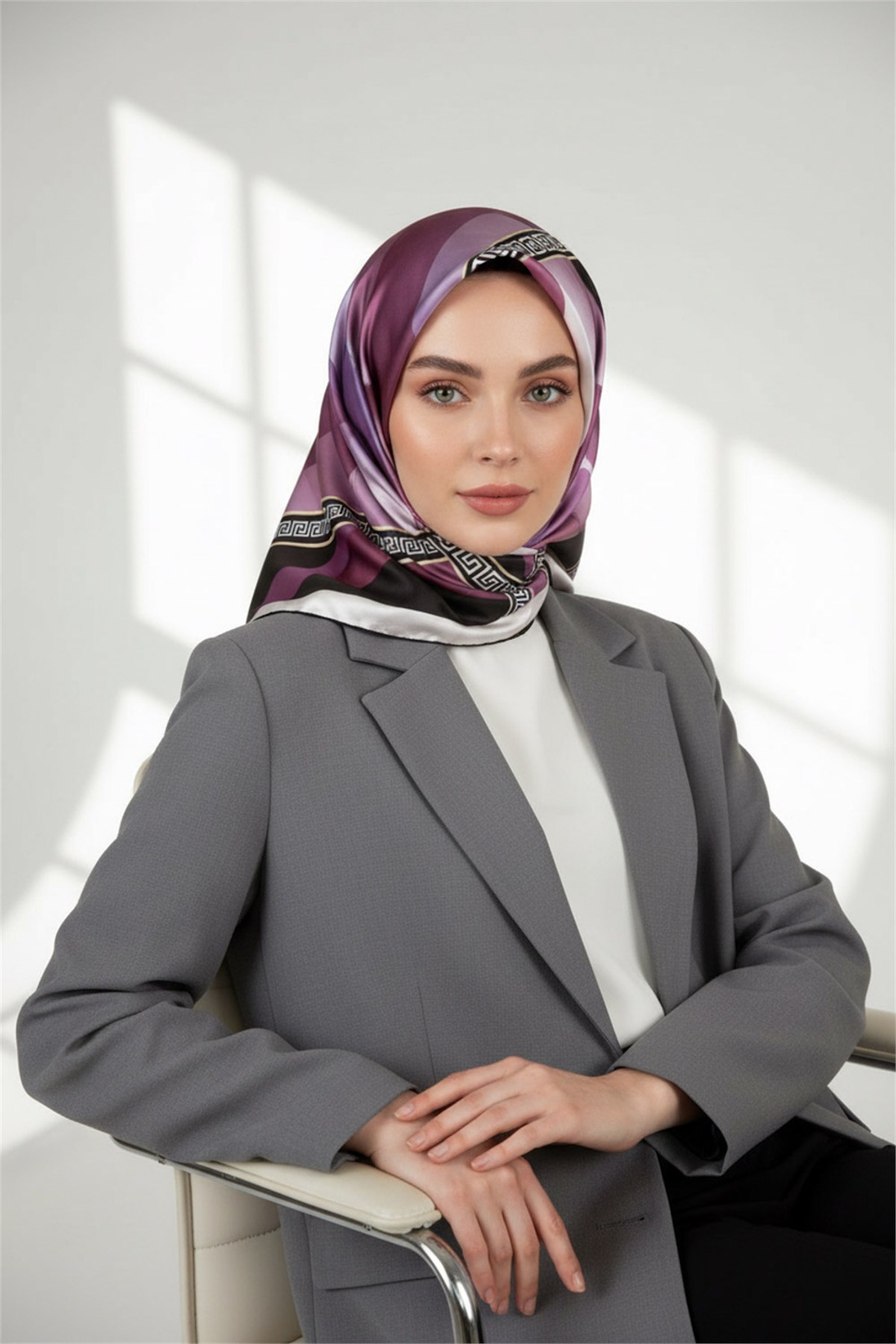 Kristal Geometrik Desenli Pembe Renkli 90x90 Dikim Şekli : El Dikişi Eşarp (İpek İçermez)