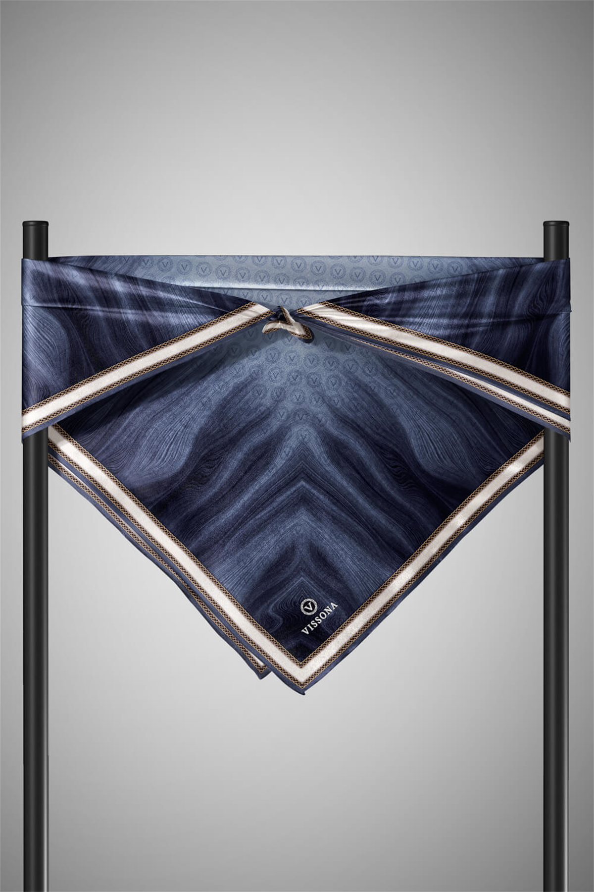100% Twill İpek Monogram Desenli İndigo Renkli 90x90 Dikim Şekli : El Dikişi Eşarp