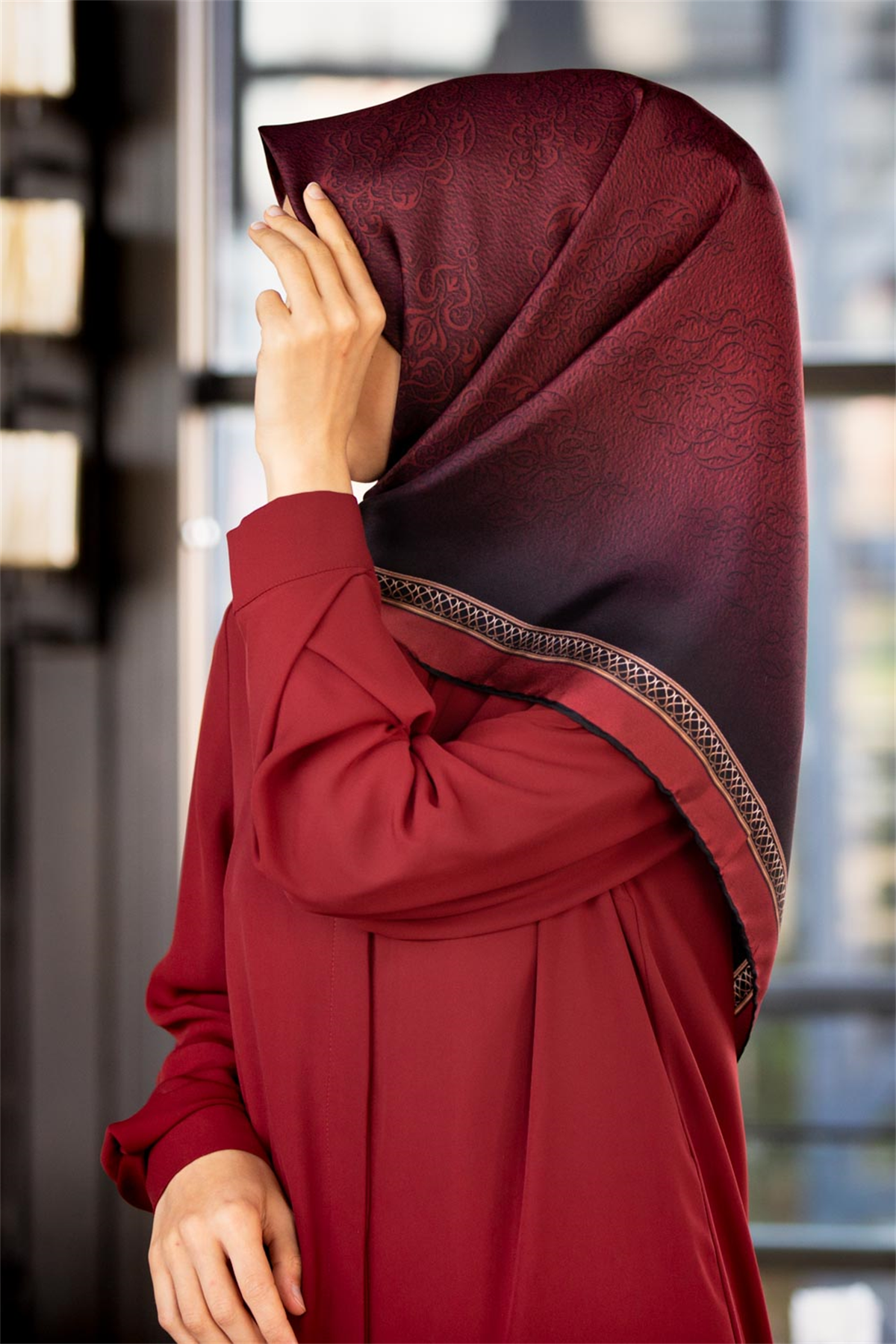 % 57 İPEK % 43 VİSKON Twill Barok Desenli Bordo Renkli 90x90 Eşarp Dikim Şekli: El Dikişi