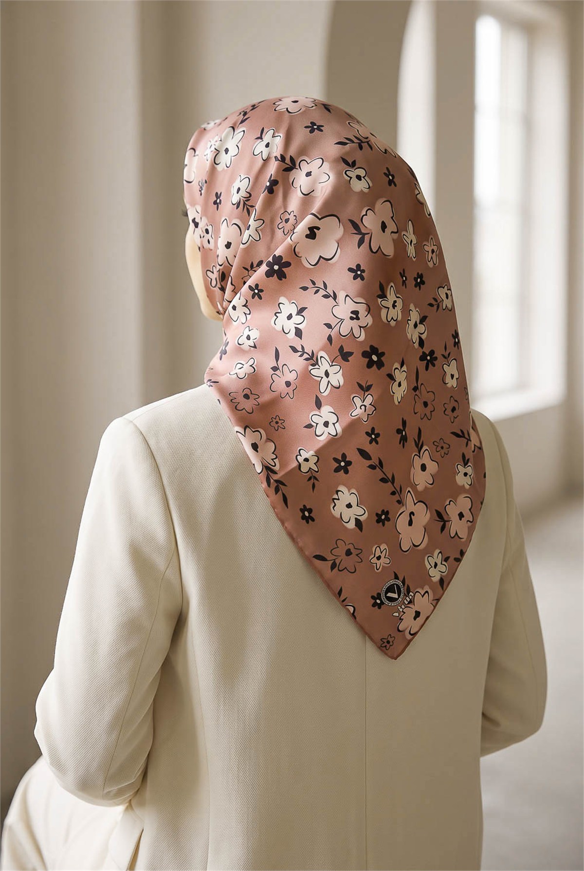 Rayon Papatya Desenli Somon Renkli 90x90 Eşarp (İpek İçermez) Kenar Dikiş Şekli El Dikişli
