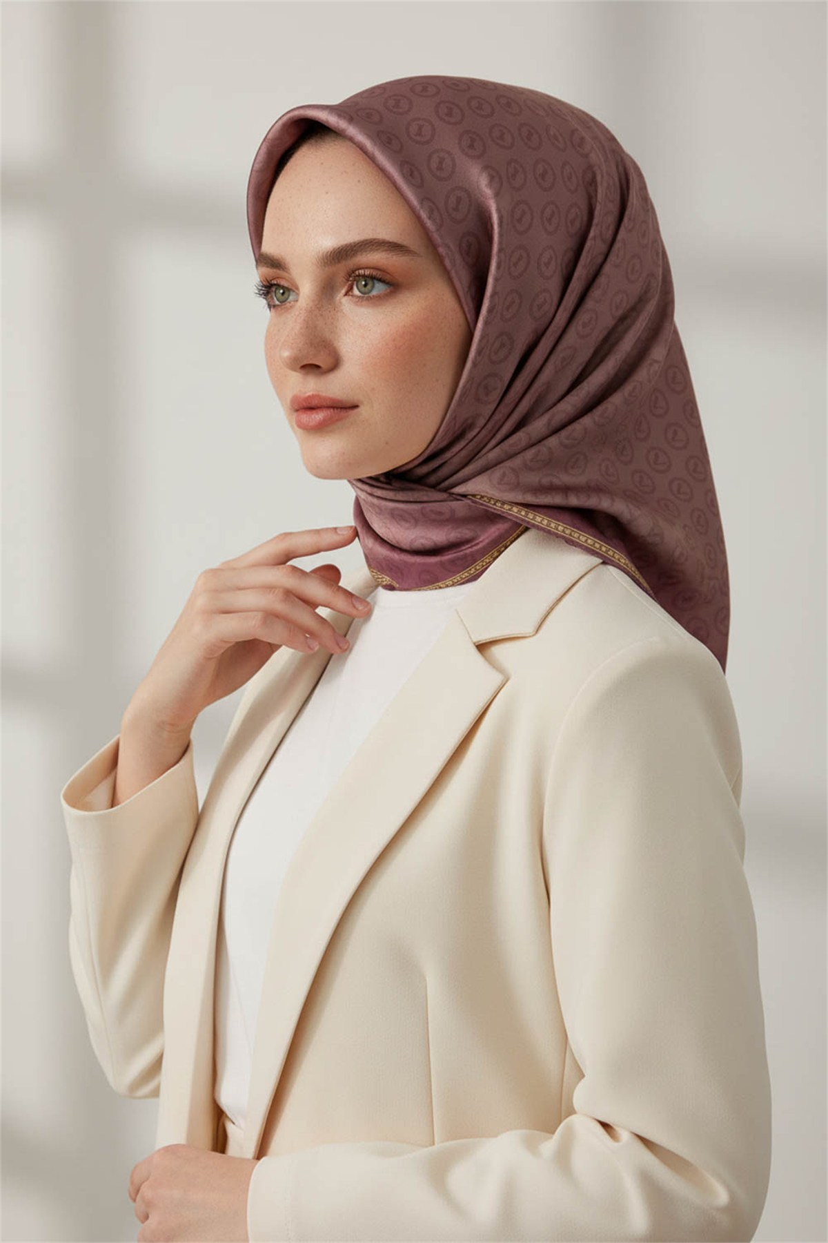 Rayon Degra Desenli Bakır Renkli 90x90 Dikim Şekli : El Dikişi Eşarp (İpek İçermez) Kenar Dikiş Şekli El Dikişli