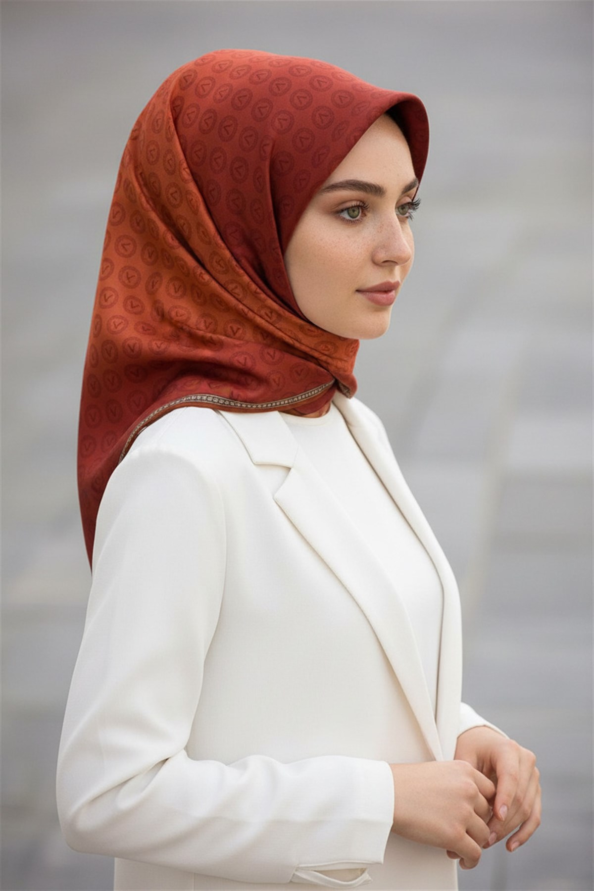 % 57 İPEK % 43 VİSKON Twill İpek Monogram Desenli Taba Renkli 90x90 Eşarp Dikim Şekli : El Dikişi