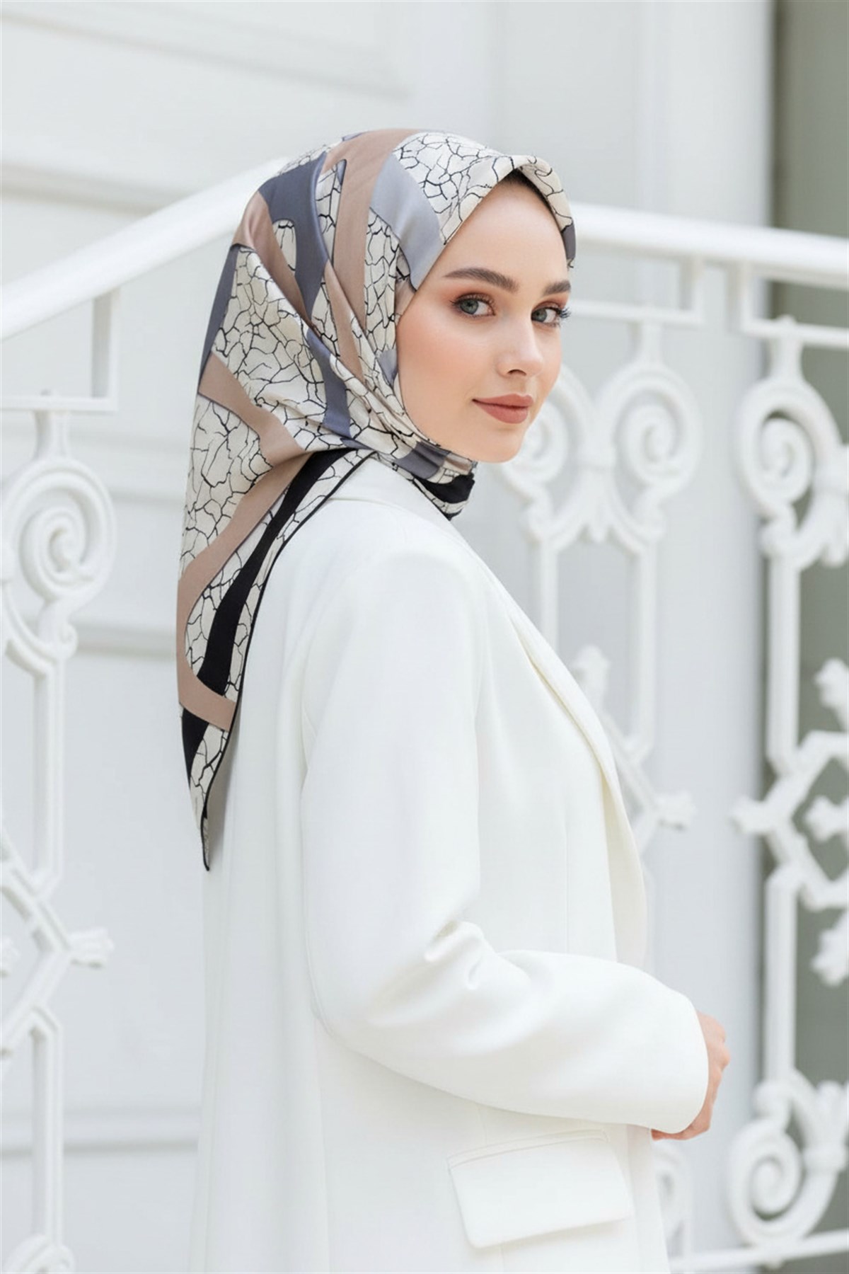 %100 Twill İpek Geometrik Ve Çatlak Desenli Gri - Bej Renkli 90x90 Eşarp Dikim Şekli : El Dikişi