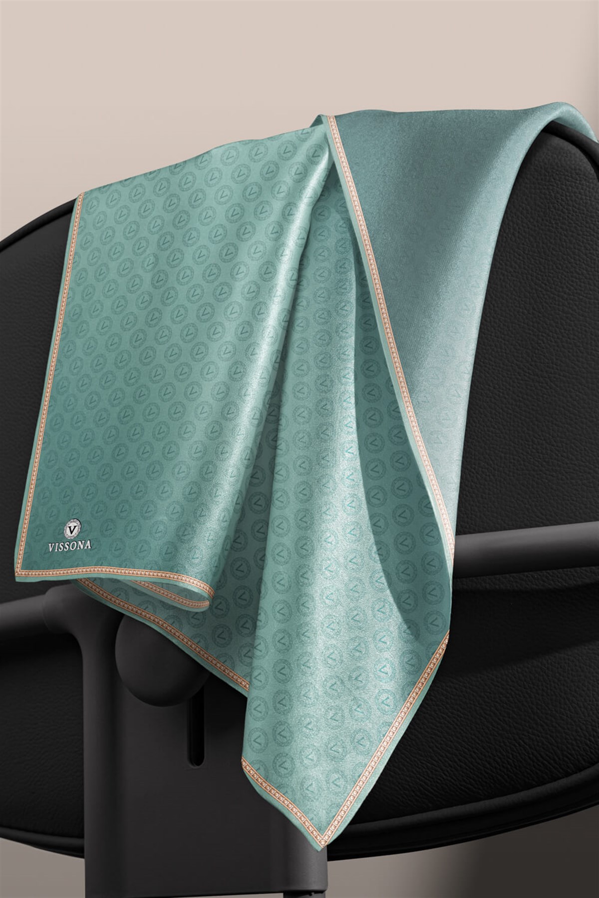 %100 Twill İpek Monogram Desenli Benetton Yeşili Renkli 90x90 Eşarp Dikim Şekli : El Dikişi