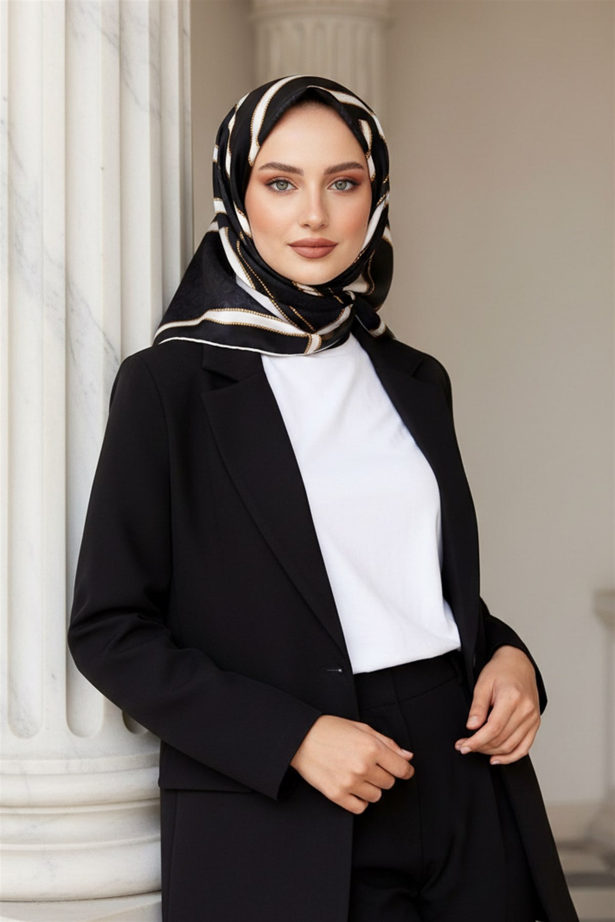 %100 Twill Geometrik Monogram Desenli Siyah - Krem Renkli 90x90 Eşarp Kenar Dikiş Şekli : El Dikişli
