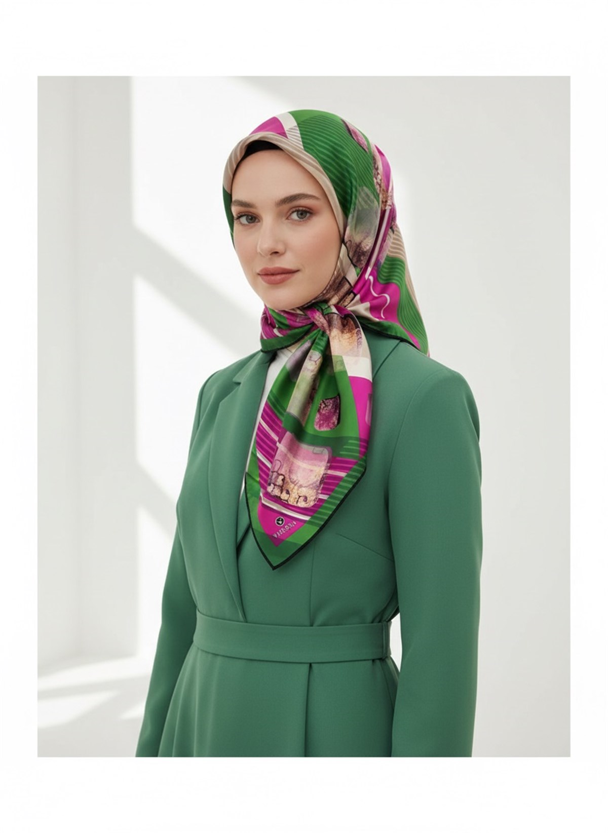 %100 Twill İpek Geometrik Desenli Zümrüt Yeşili - Fuşya Renkli 90x90 Eşarp Dikim Şekli : El Dikişi
