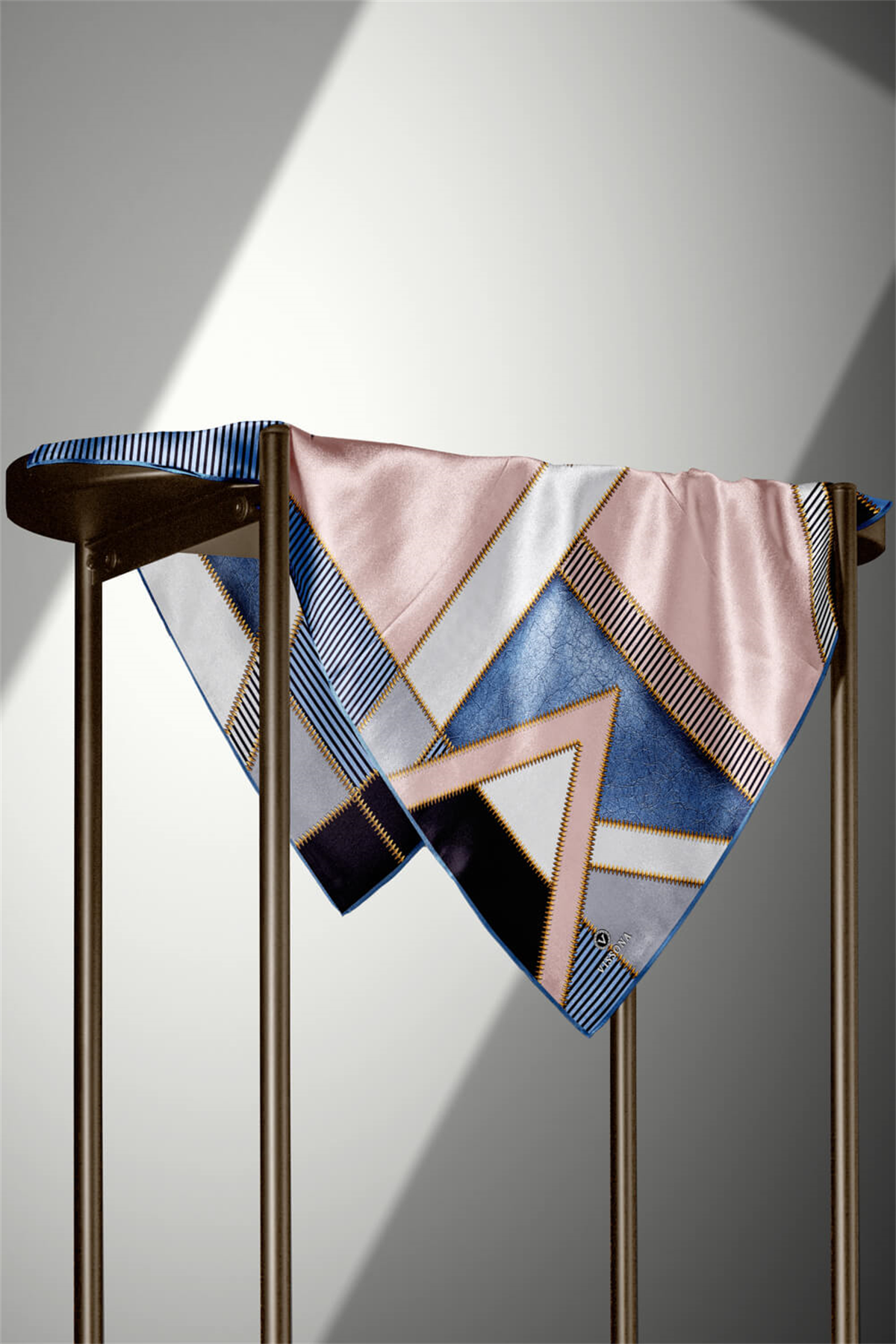 % 57 İPEK % 43 İPEK Twill İpek Geometrik Desenli Bebe Mavisi - Siyah Renkli 90x90 Eşarp Dikim Şekli : El Dikişi