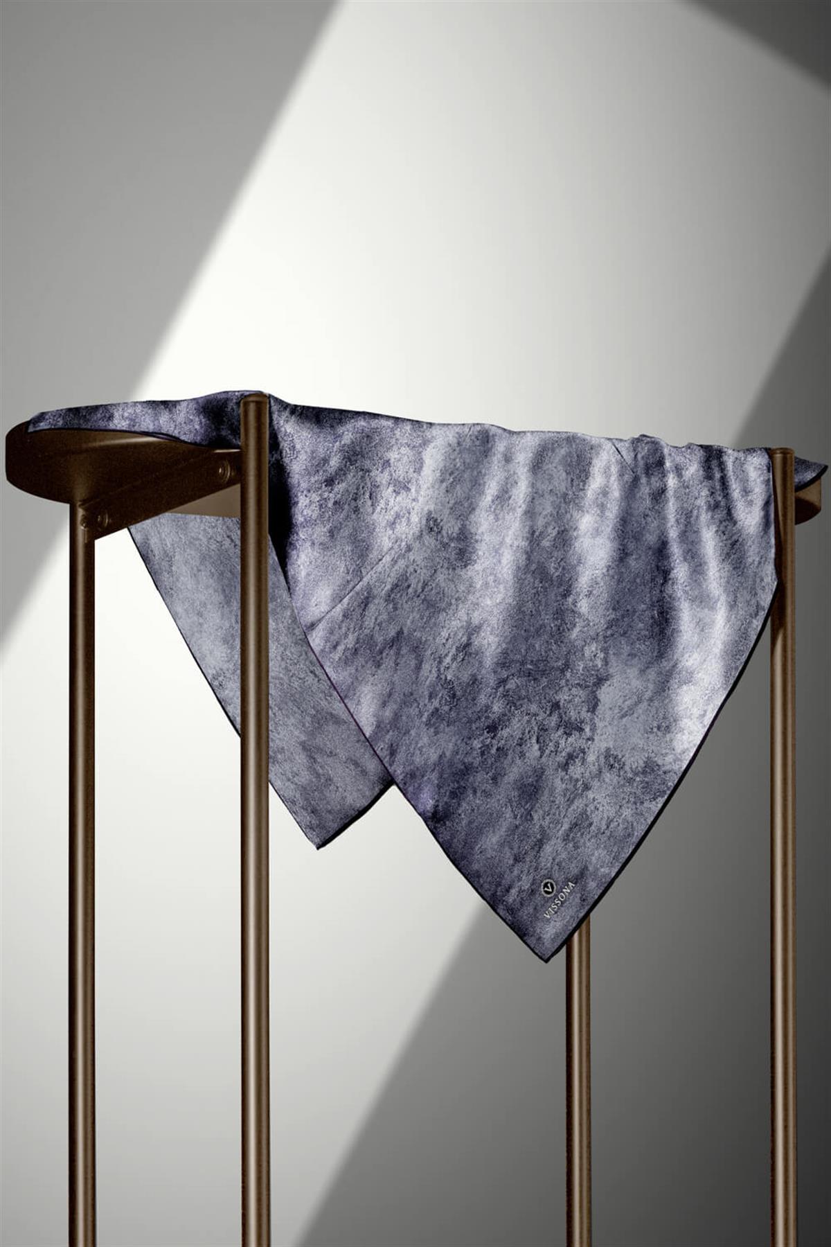 % 57 İPEK % 43 VİSKON Twill İpek Doku Desenli Gümüş Renkli 90x90 Eşarp Dikim Şekli : El Dikişi