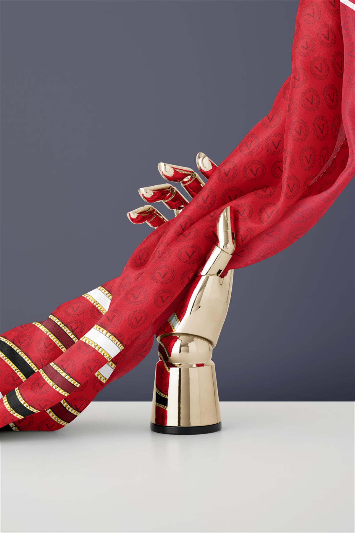 %100 Twill İpek Monogram Desenli Kırmızı - Siyah Renkli 90x90 Eşarp Dikim Şekli : El Dikişi