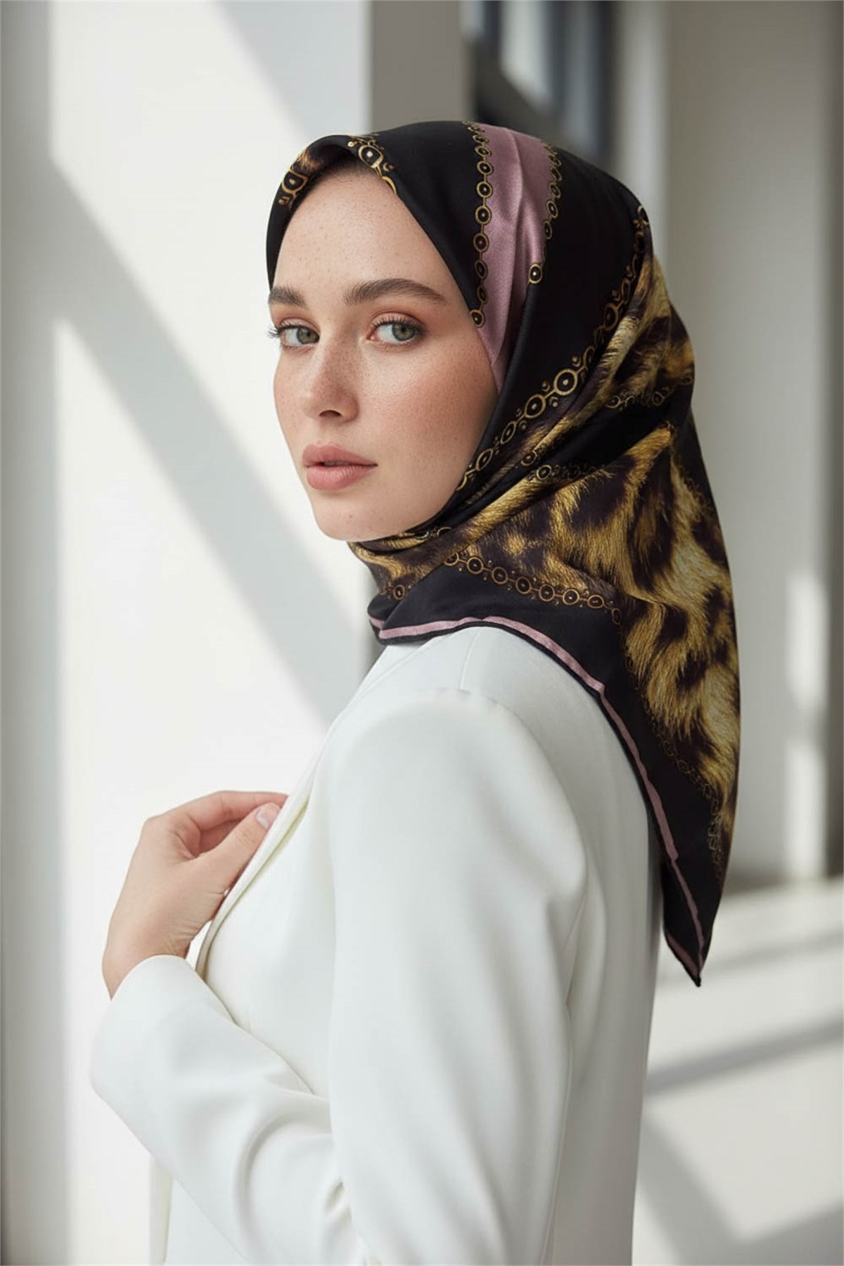 %100 Twill İpek Leopar Desenli Pudra - Siyah Renkli 90x90 Eşarp Dikim Şekli : El Dikişi
