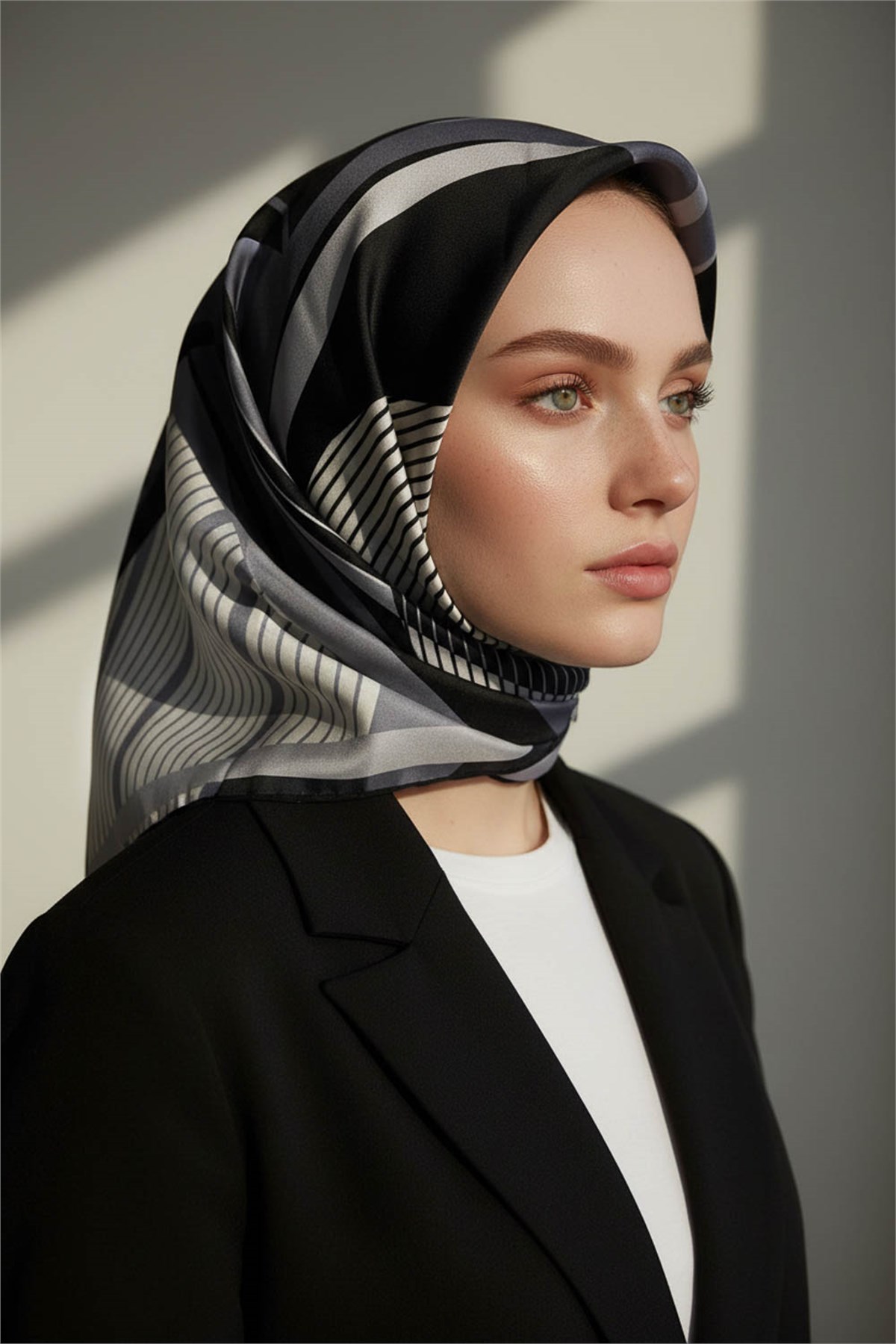 %100 Twill İpek Çizgili Geometrik Desenli Siyah - Füme Renkli 90x90 Eşarp Dikim Şekli : El Dikişi
