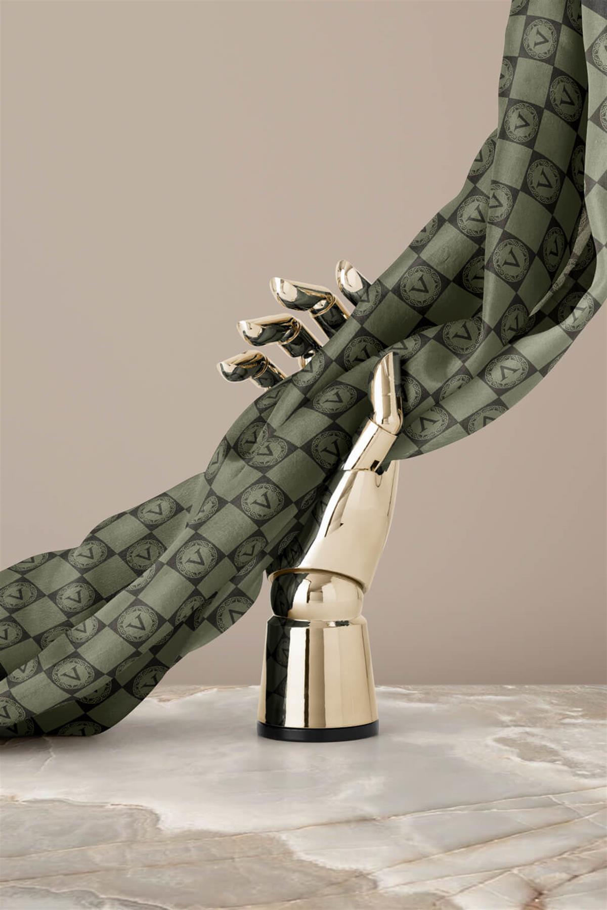 %100 Twill İpek Monogram Desenli Çağla Yeşili Renkli 90x90 Eşarp Dikim Şekli : El Dikişi