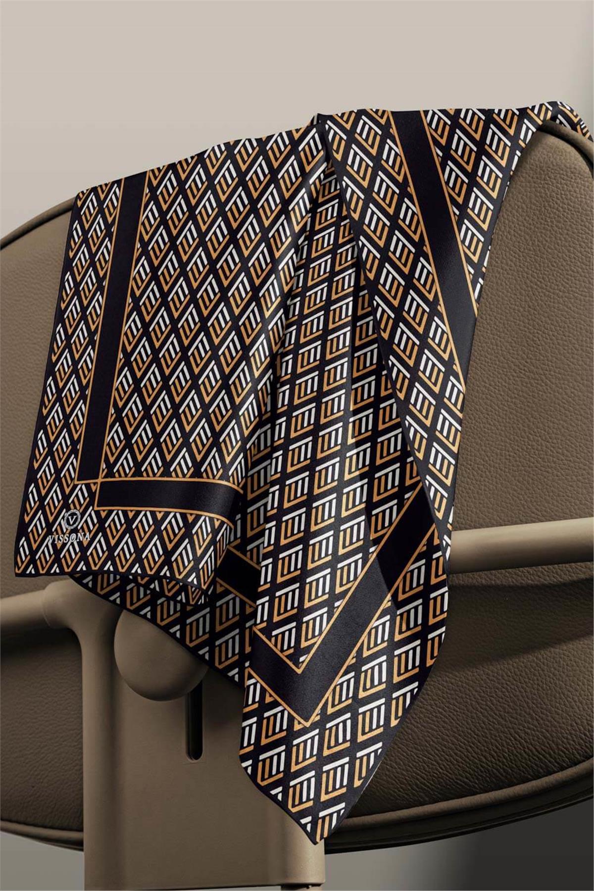 %100 Twill İpek Geometrik Desenli Siyah - Gold Renkli 90x90 Eşarp Dikim Şekli : El Dikişi