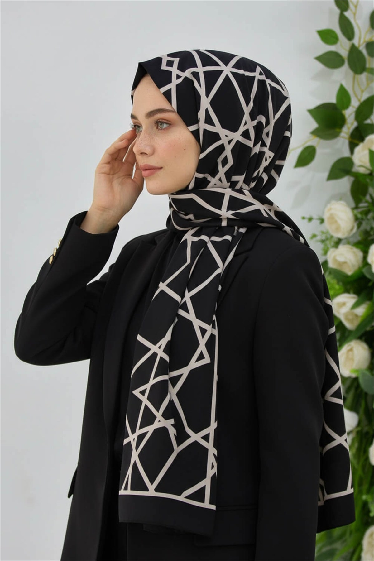 KREP ÇİZGİLİ DESENLİ SİYAH - KREM RENKLİ 75X195 KIRIŞMAZ ŞAL