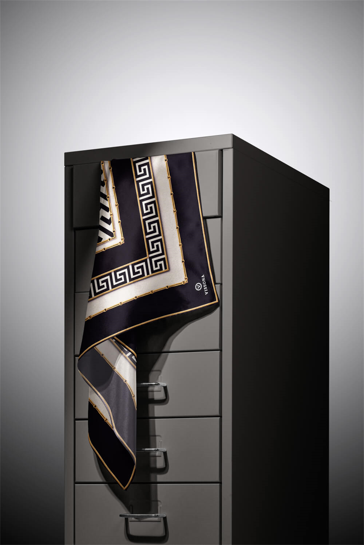 % 57 İPEK % 43 VİSKON Twill İpek Labirent Ve Geometrik Desenli Siyah - Krem Renkli 90x90 Eşarp Dikim Şekli : El Dikişi