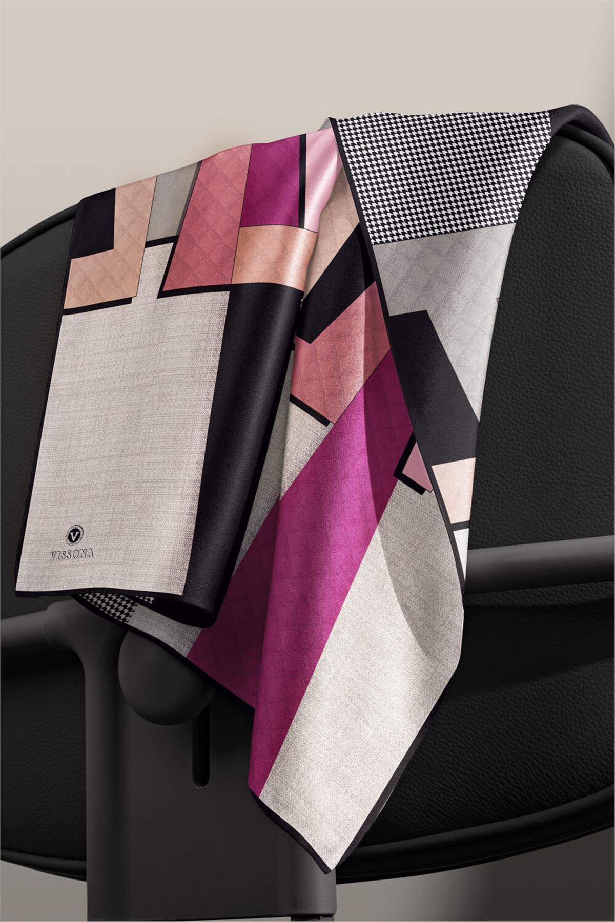 %100 Twill İpek Kazayaklı Ve Geometrik Desenli Mürdüm - Krem Renkli 90x90 Eşarp Dikim Şekli : El Dikişi