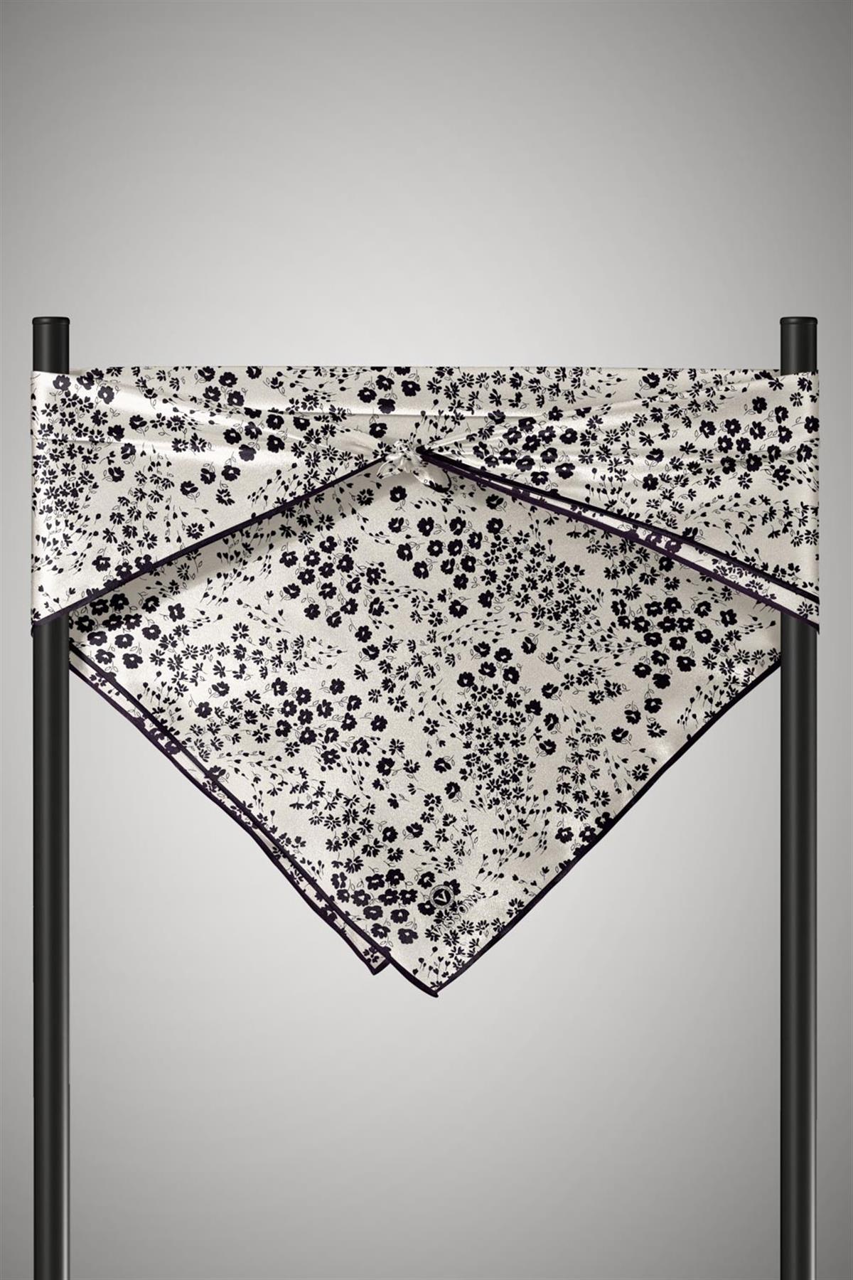 %100 Twill İpek Çıtır Çiçek Desenli Krem - Siyah Renkli 90x90 Eşarp Dikim Şekli : El Dikişi