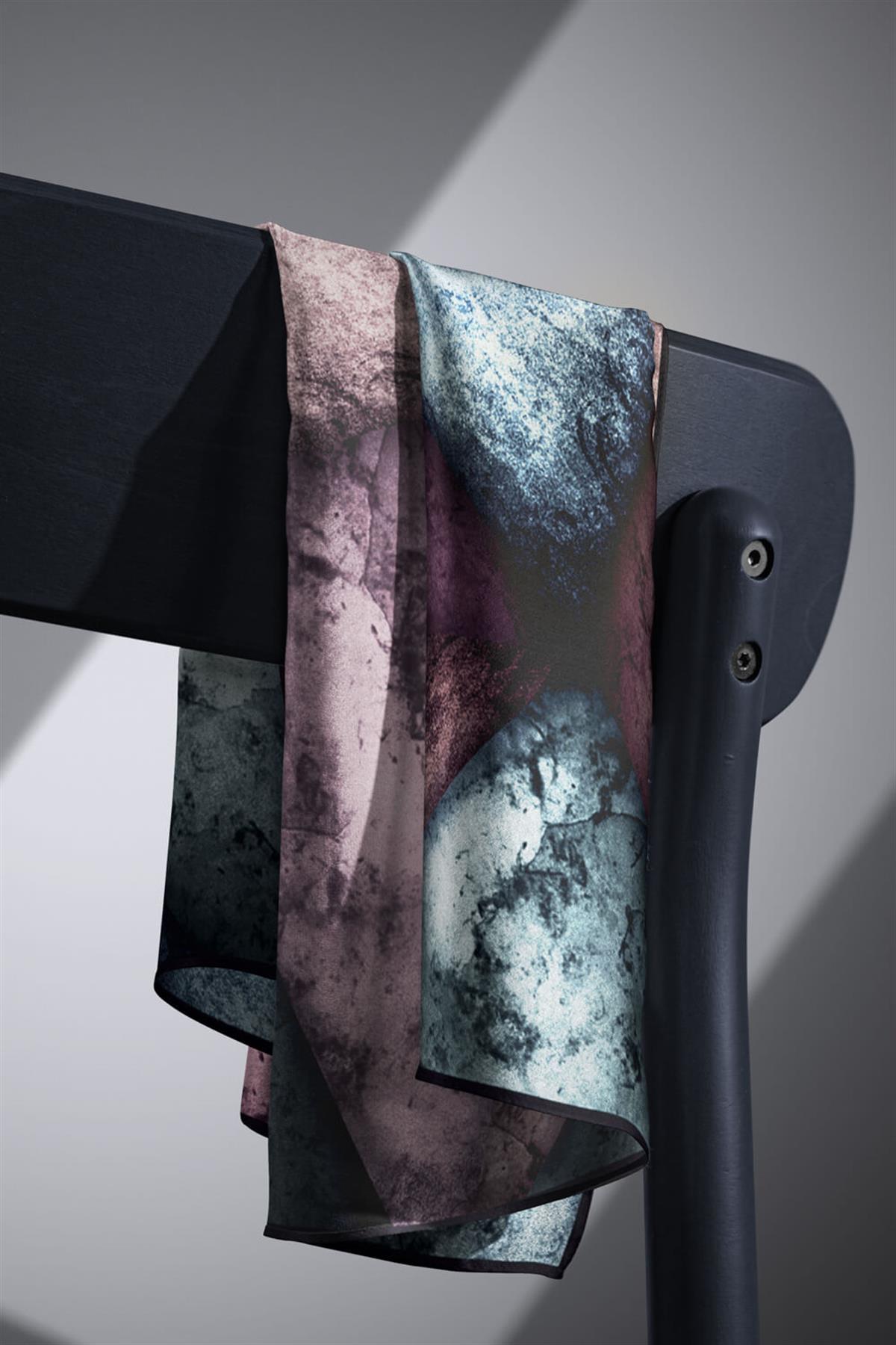 %100 Twill İpek Dokulu Ve Geometrik Desenli Mint Yeşili - Lila Renkli 90x90 Eşarp Dikim Şekli : El Dikişi