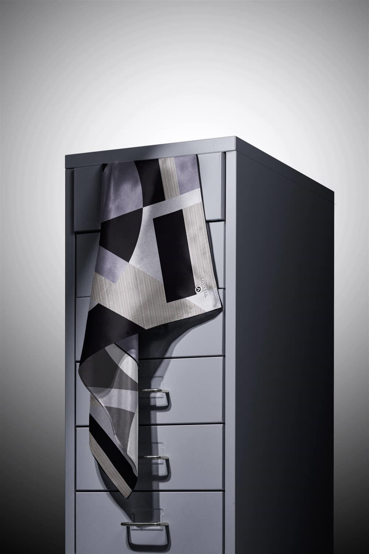 %100 Twill İpek Geometrik Çizgi Desenli Siyah - Gri Renkli 90x90 Eşarp Kenar Dikiş Şekli El Dikişli