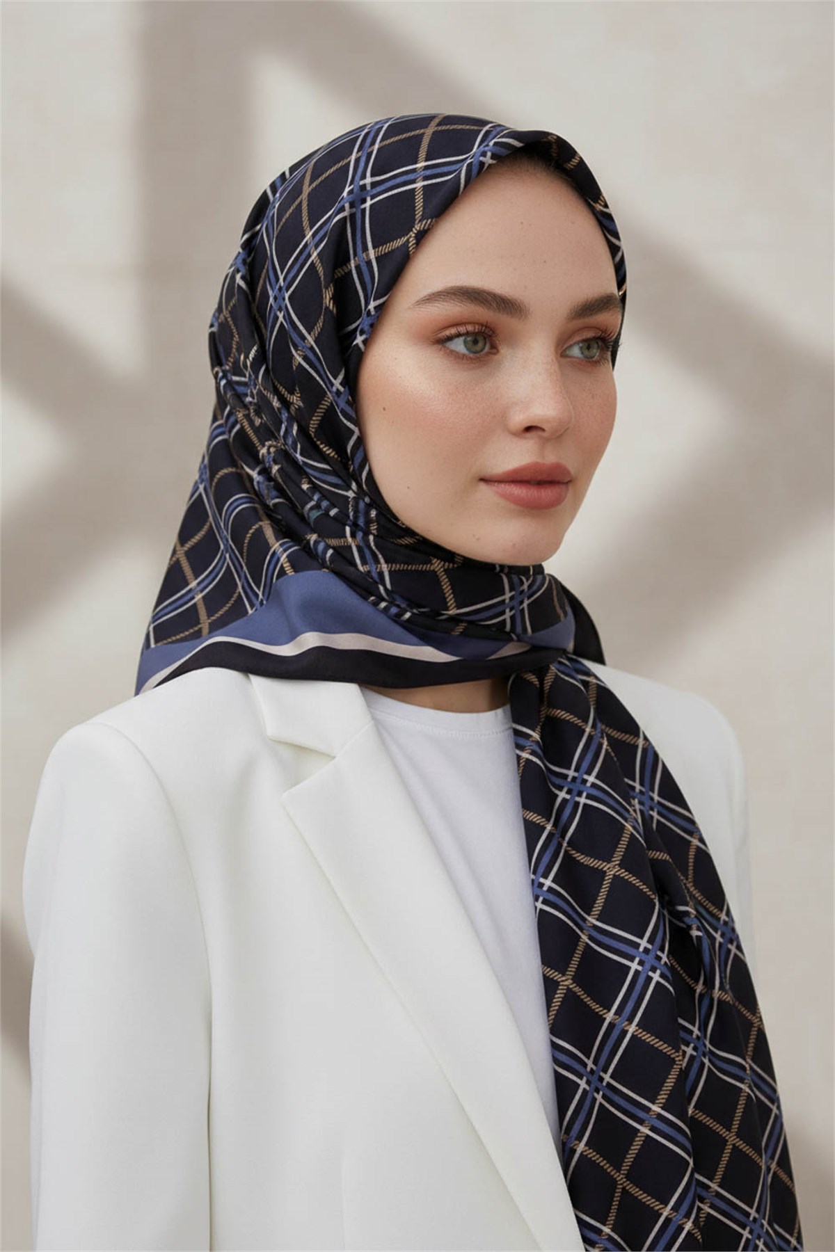 KREP EKOSE DESENLİ SİYAH - İNDİGO RENKLİ 75X195 KIRIŞMAZ ŞAL