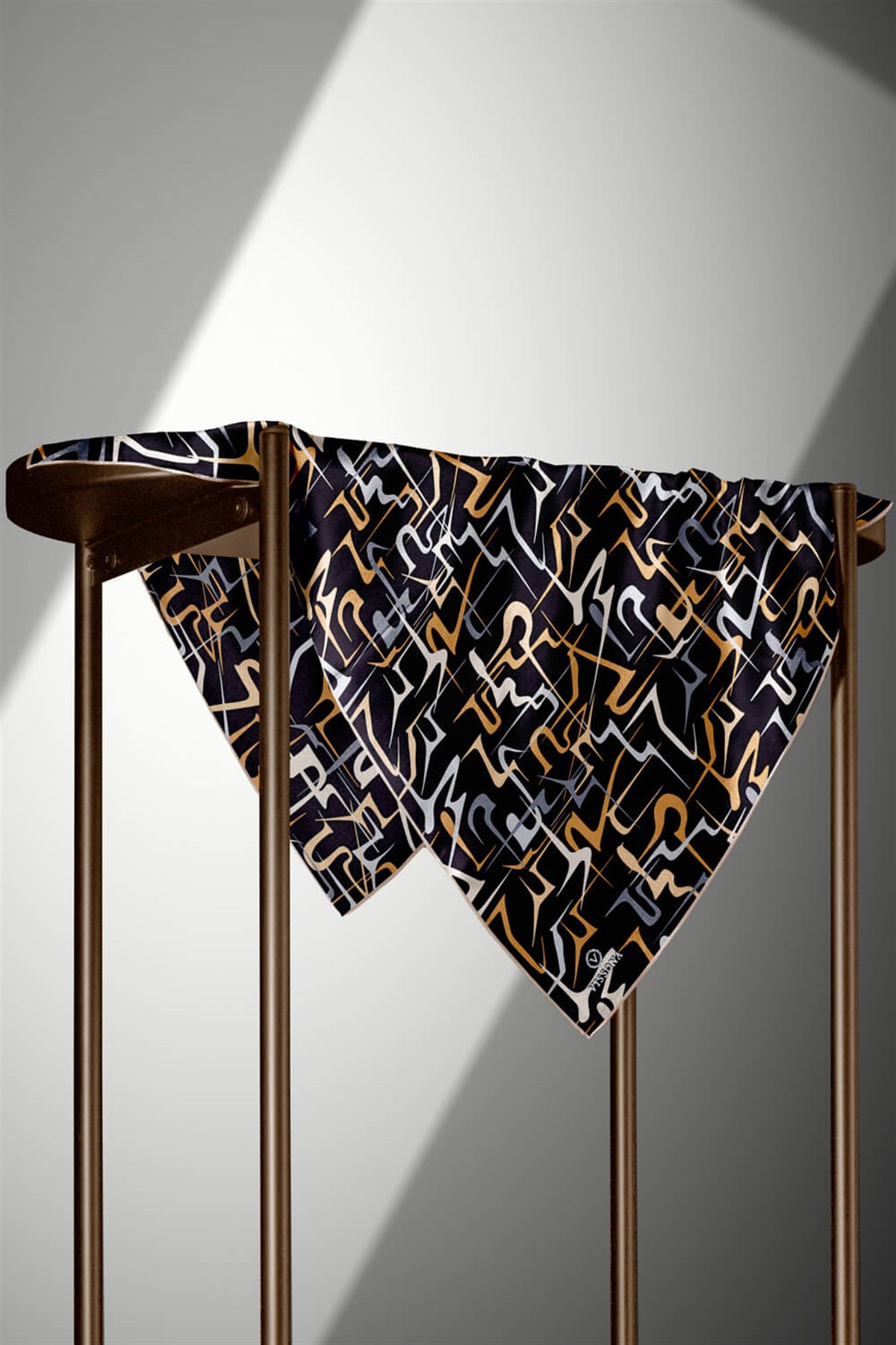 % 57 İPEK % 43 VİSKON Twill İpek Soyut Geometrik Desenli Gold - Gri Renkli 90x90 Eşarp Dikim Şekli : El Dikişi