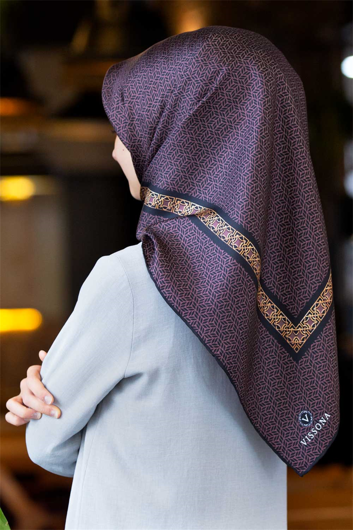 % 57 İPEK % 43 VİSKON Twill İpek Geometrik Desenli Gül Kurusu - Siyah Renkli 90x90 Eşarp Dikim Şekli : El Dikişi